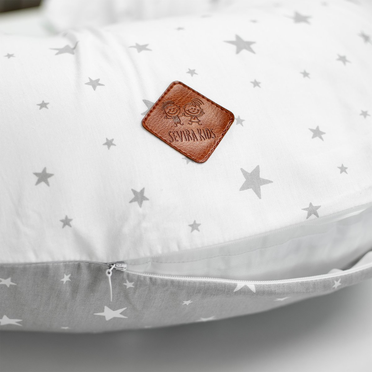 Petit coussin d'allaitement ergonomique + housse STELLA stella, imprimé étoiles blanc, gris, SEVIRA KIDS