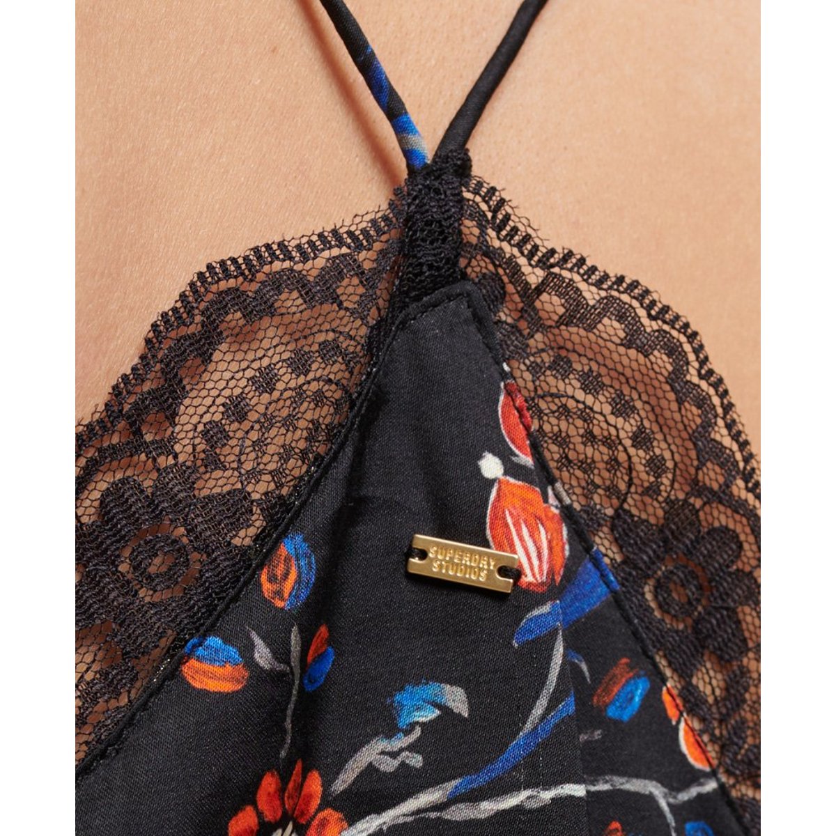 Caraco en satin avec liseré en dentelle imprimé rinko noir, SUPERDRY