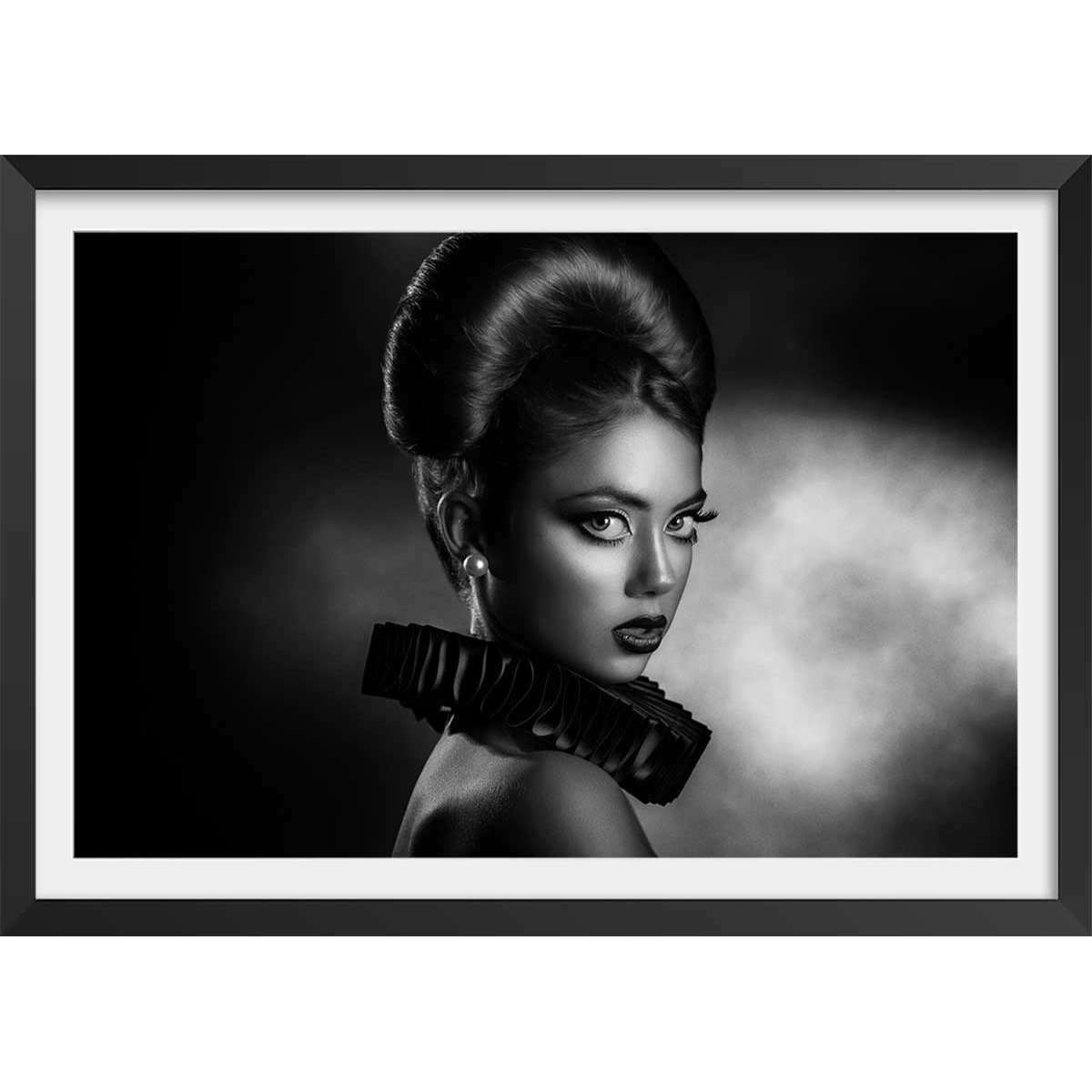 Affiche photo Lady anita en collerette affiche + cadre en bois - noir, HEXOA