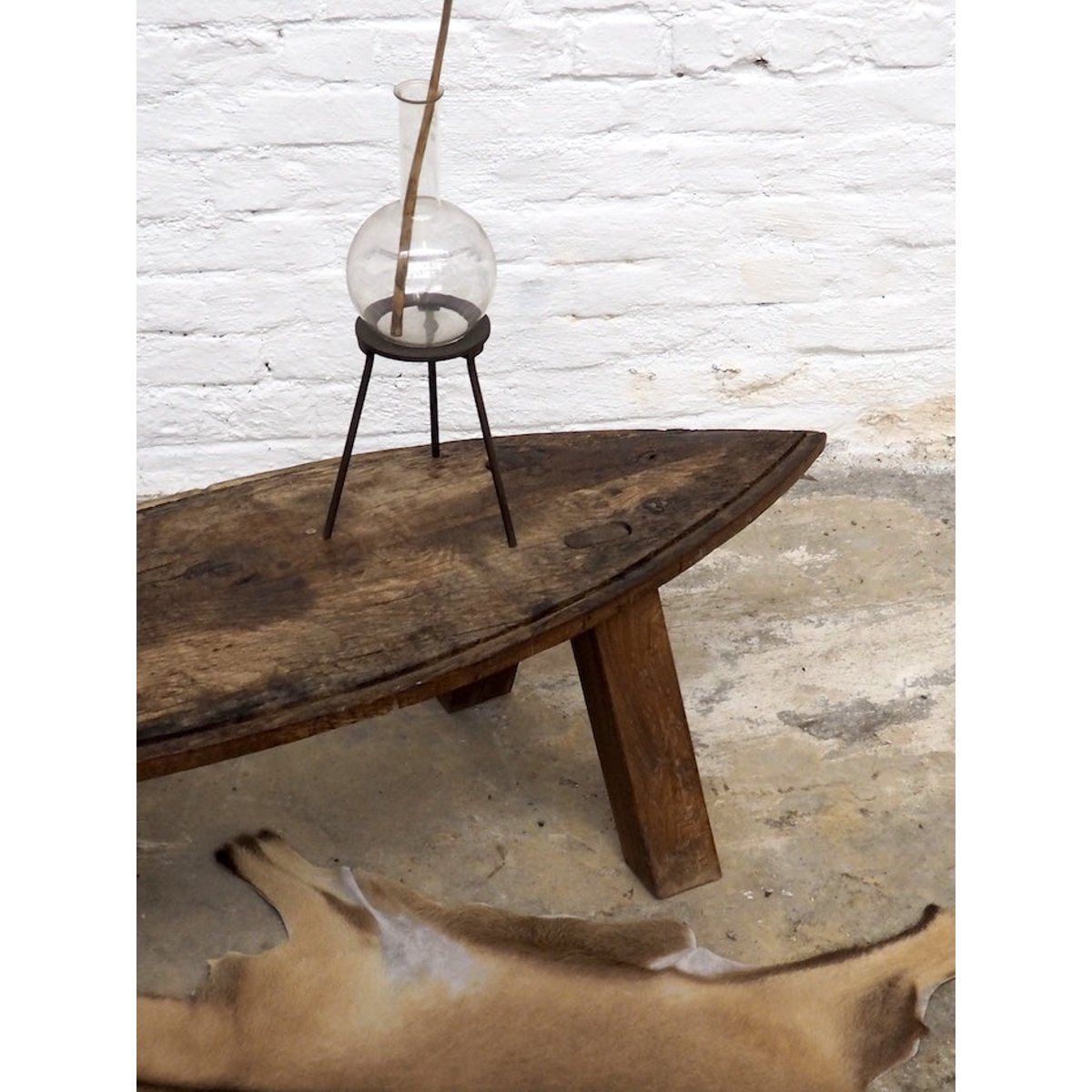 Table basse brutaliste Léonie N°436 - Bon état bois foncé, DEBONGOUT