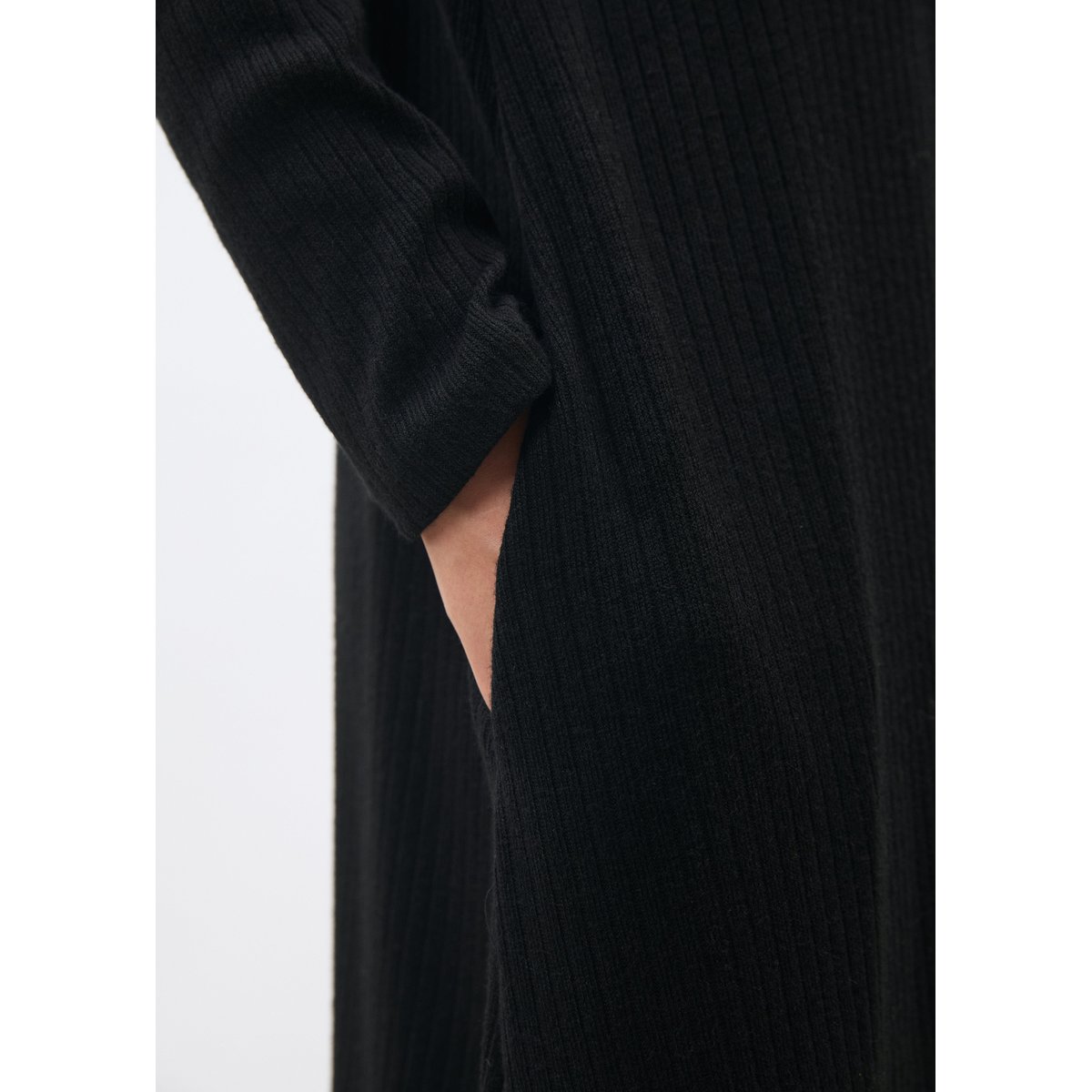Robe midi asymétrique en maille côtelée manches longues noir, HUMILITY