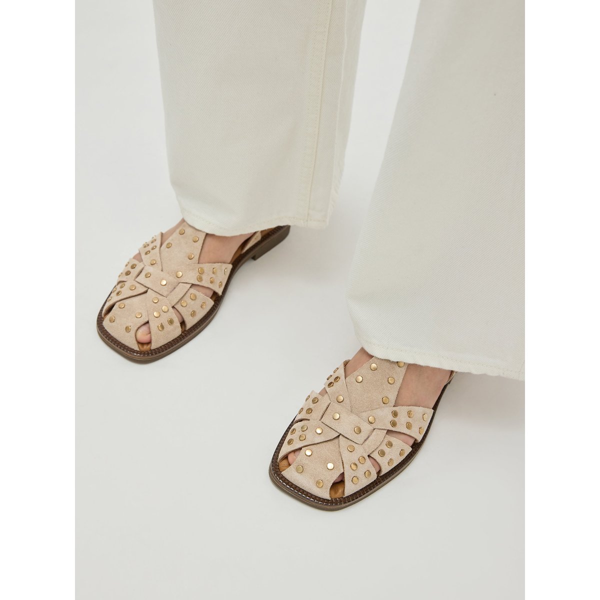 Sandales plates en suède cloutées VALE beige, VANESSA WU
