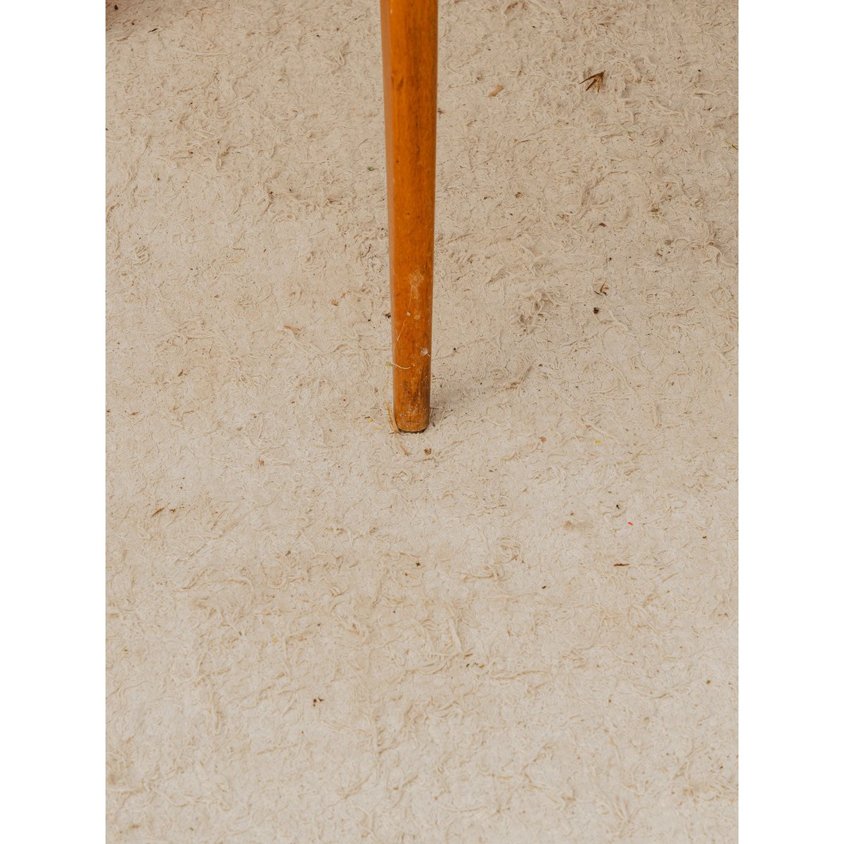 Chaise en bois et cuir noir Alma N°2080 - Bon état bois foncé, DEBONGOUT