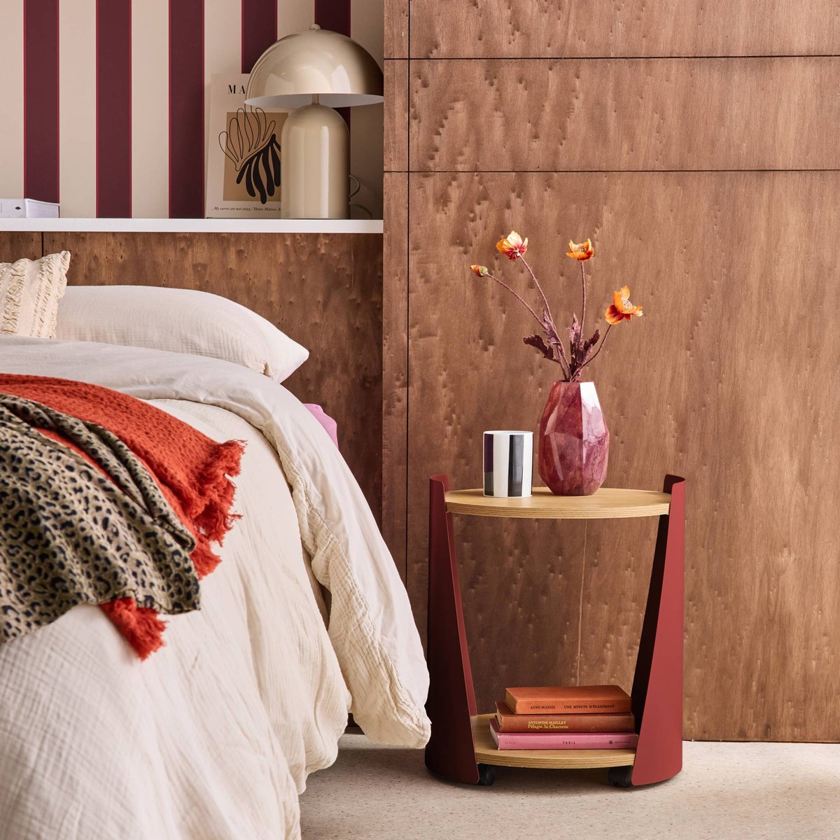 Table d'appoint, table de chevet métal courbé et décor bois avec roulettes MOLTO rouge, SWEEEK