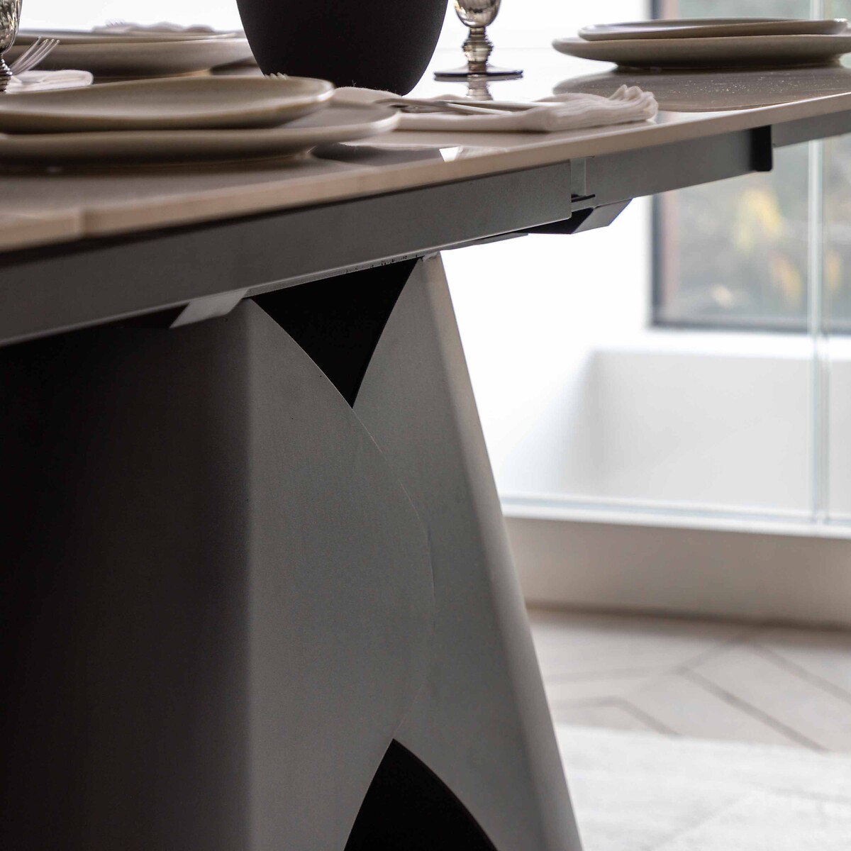 Basil Marble Dining Table (Seats 6-8) black, ÉDITÉ