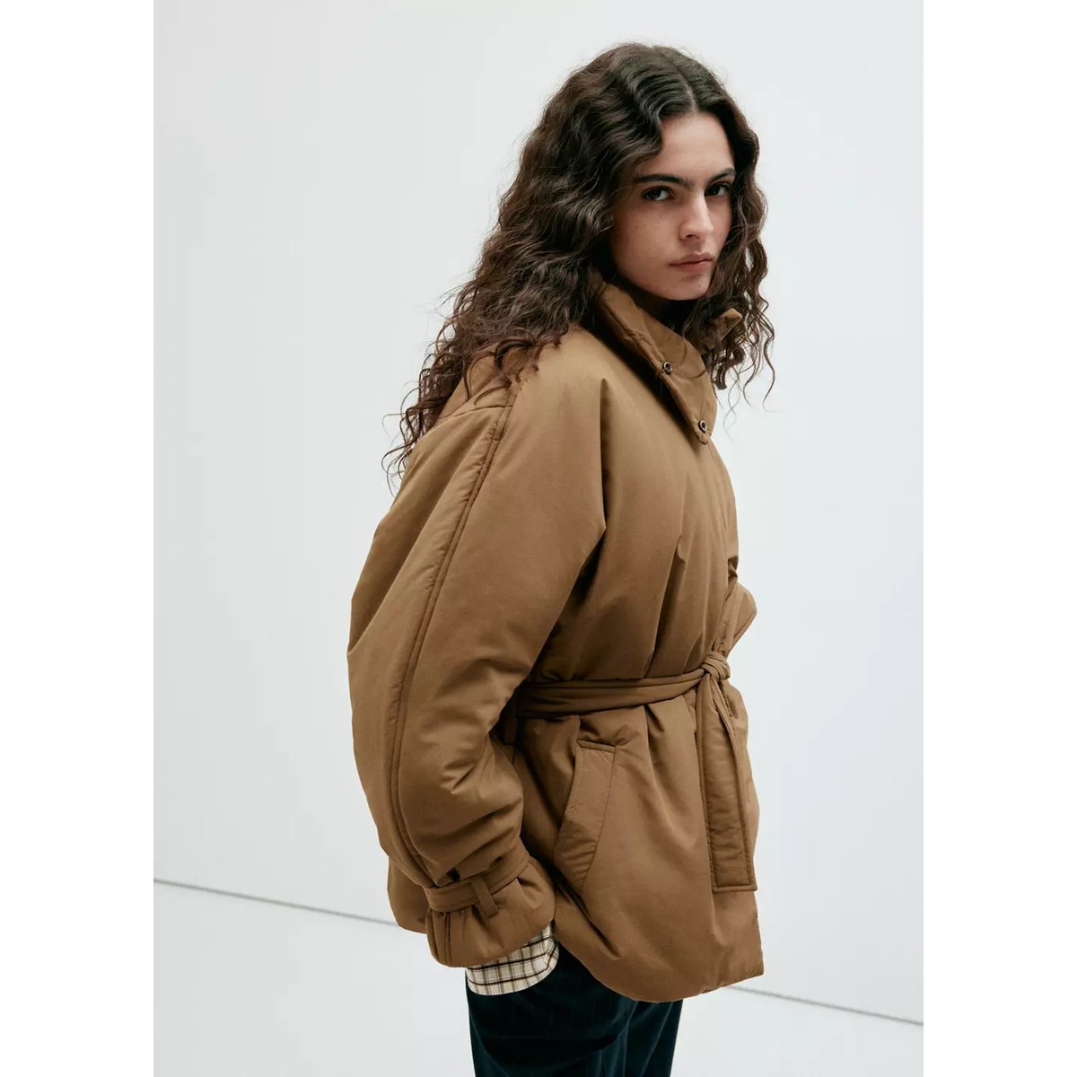 Anorak matelassé avec ceinture marron moyen, MANGO