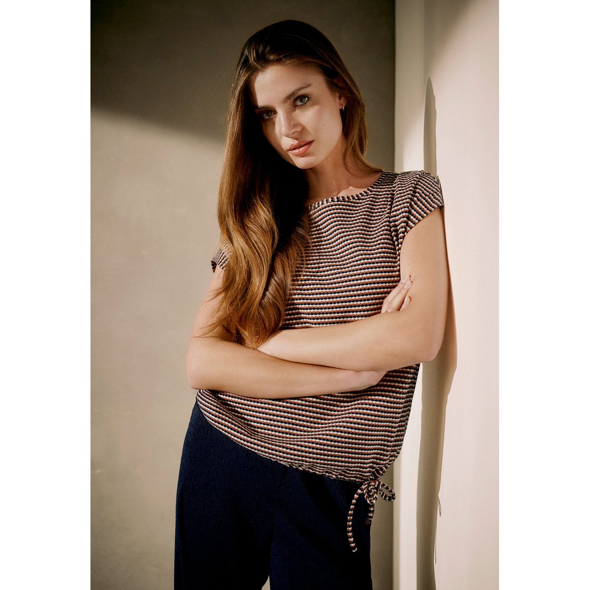 T-Shirt avec structure à cordon coulissant sous tunnel dark blue/brown, BETTY BARCLAY