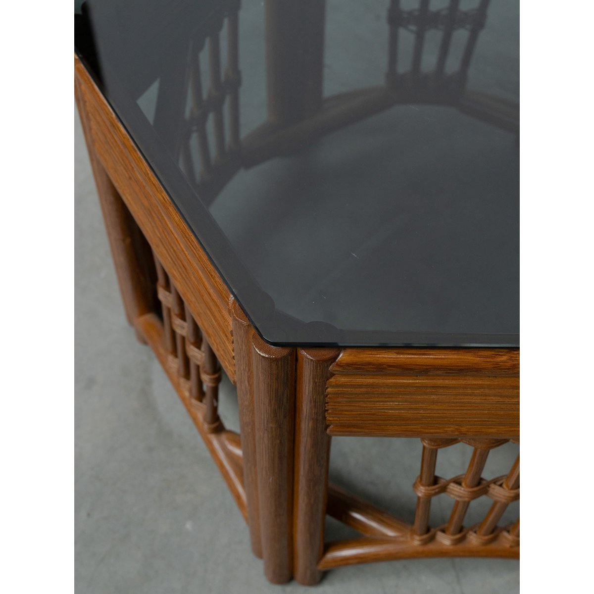 Table basse hexagonale en rotin et verre fumé Donna N°1636 - Bon état fumé, DEBONGOUT