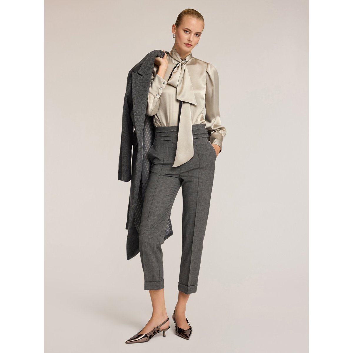 Blouse body en satin avec nœud au cou gris, MOTIVI