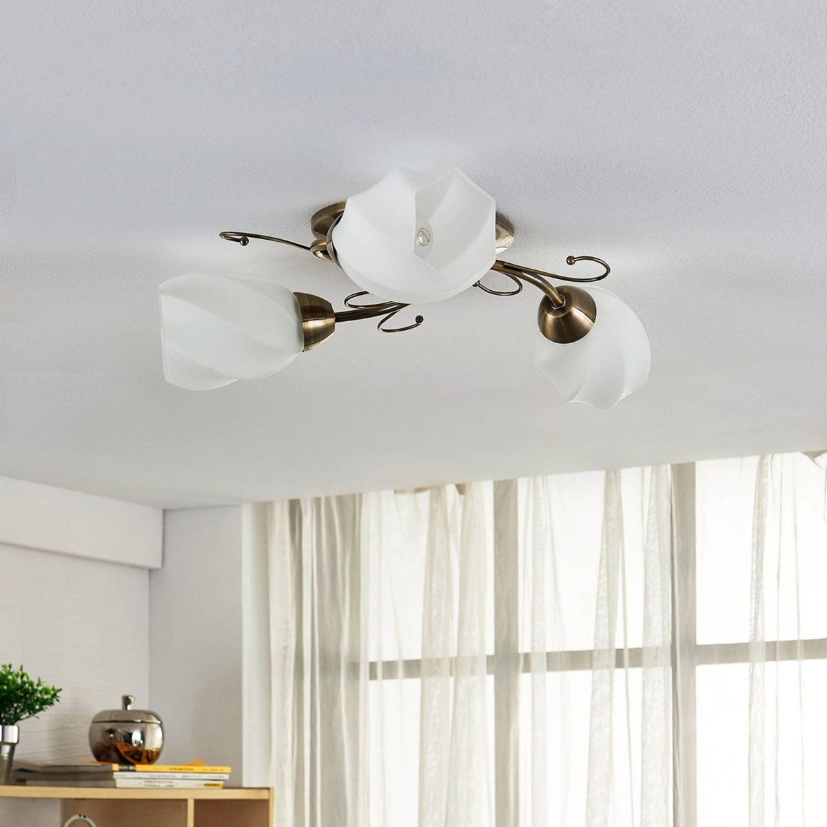 Plafonnier en verre antique, Amedea blanc, laiton ancien, LINDBY