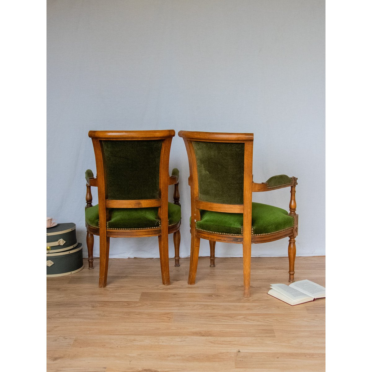 Paire de fauteuils en velours Ernest N°649 - Bon état bois foncé, DEBONGOUT