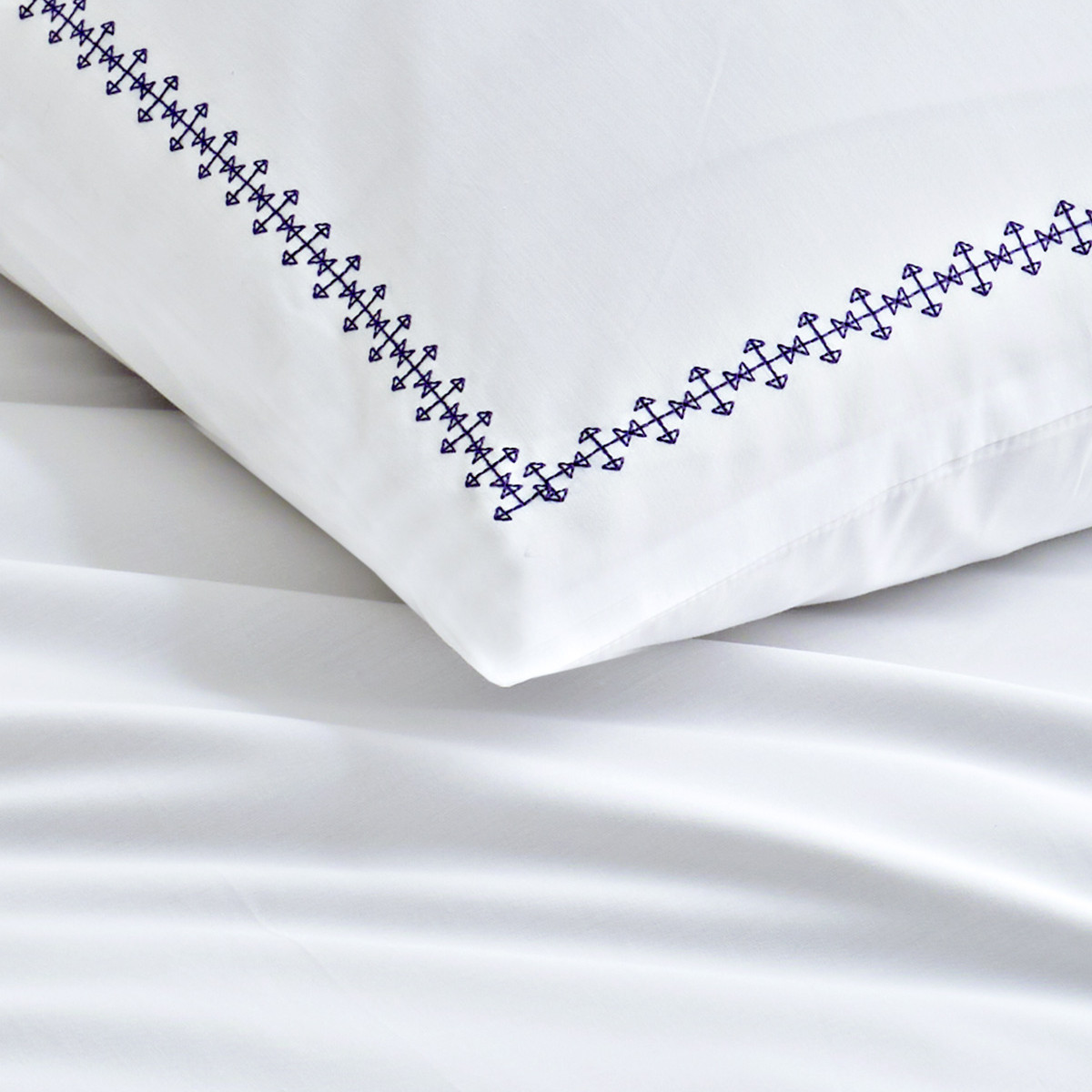 Housse de couette en percale de coton brodée ARROW indigo/blanc, SENSEI MAISON