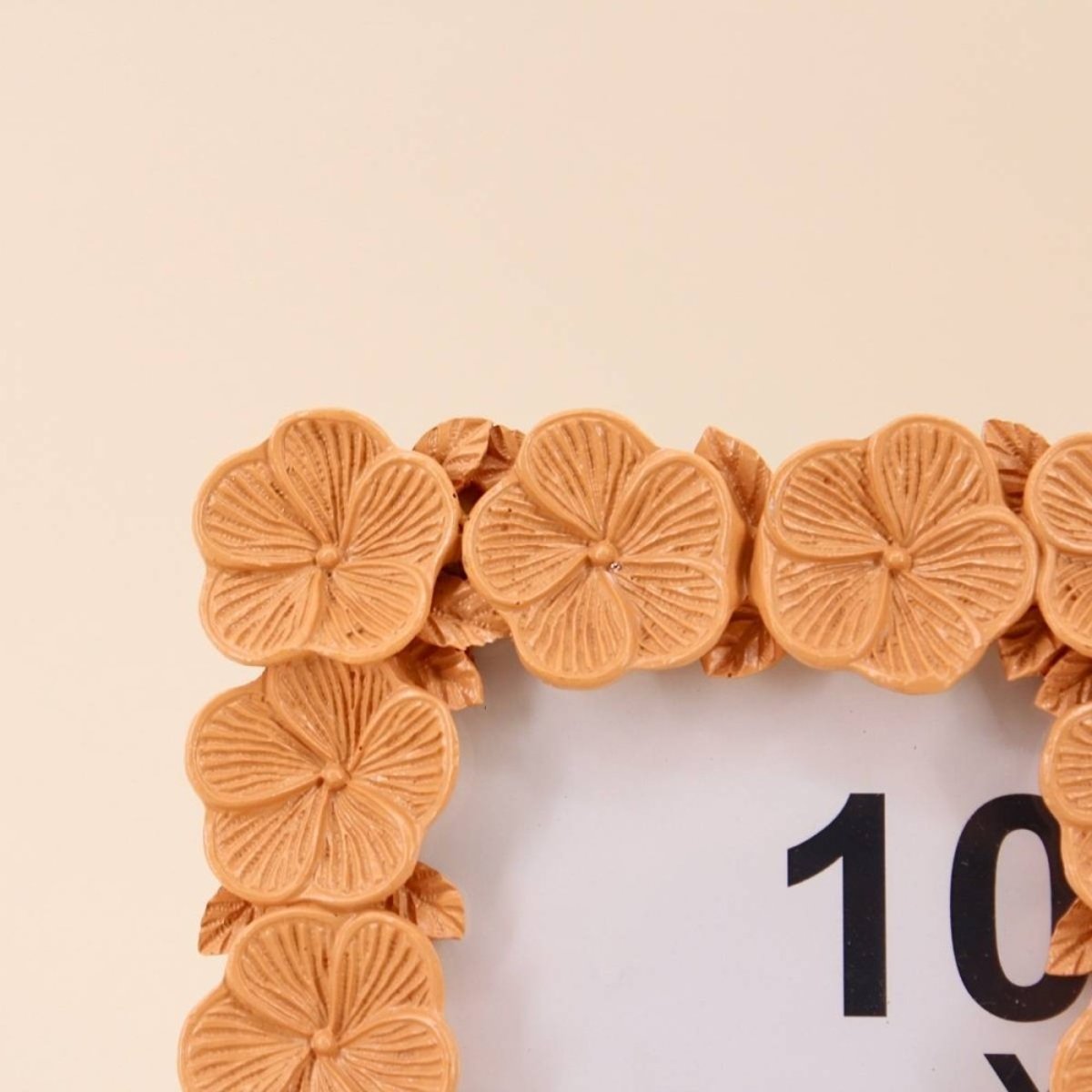 Cadre photo 10x15cm fleurs en résine beige, ORNAMI