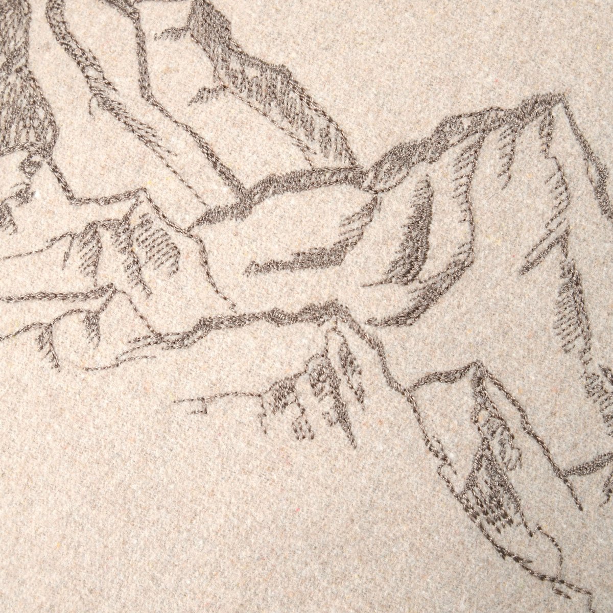 Coussin décoratif à motif montagnes brodé naturel, LOVELY CASA