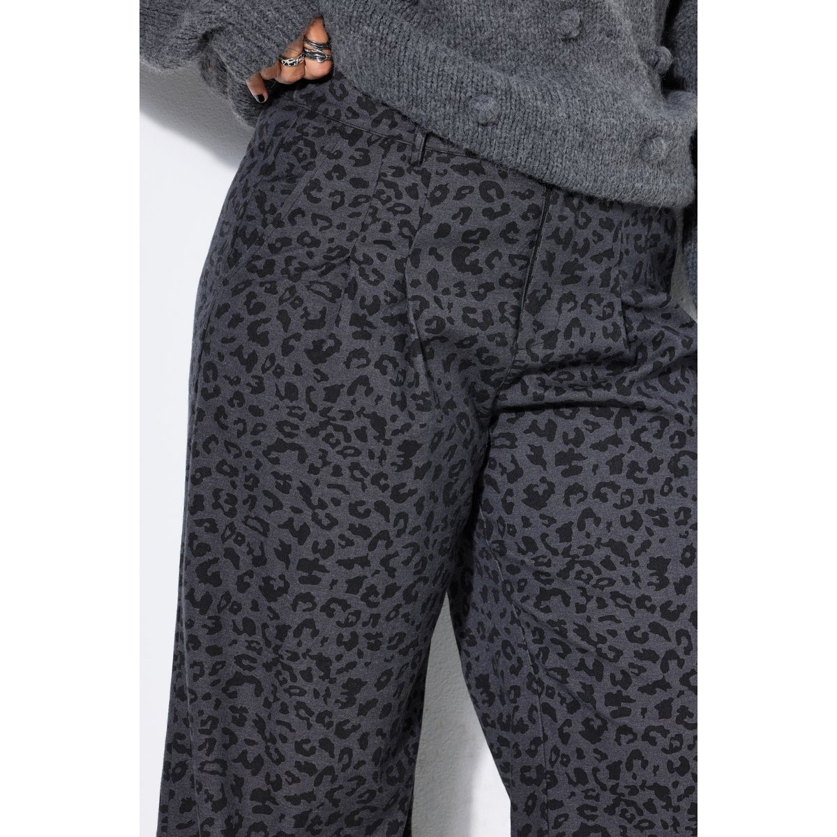 Pantalon léopard, coupe large, taille haute anthracite, STUDIO UNTOLD