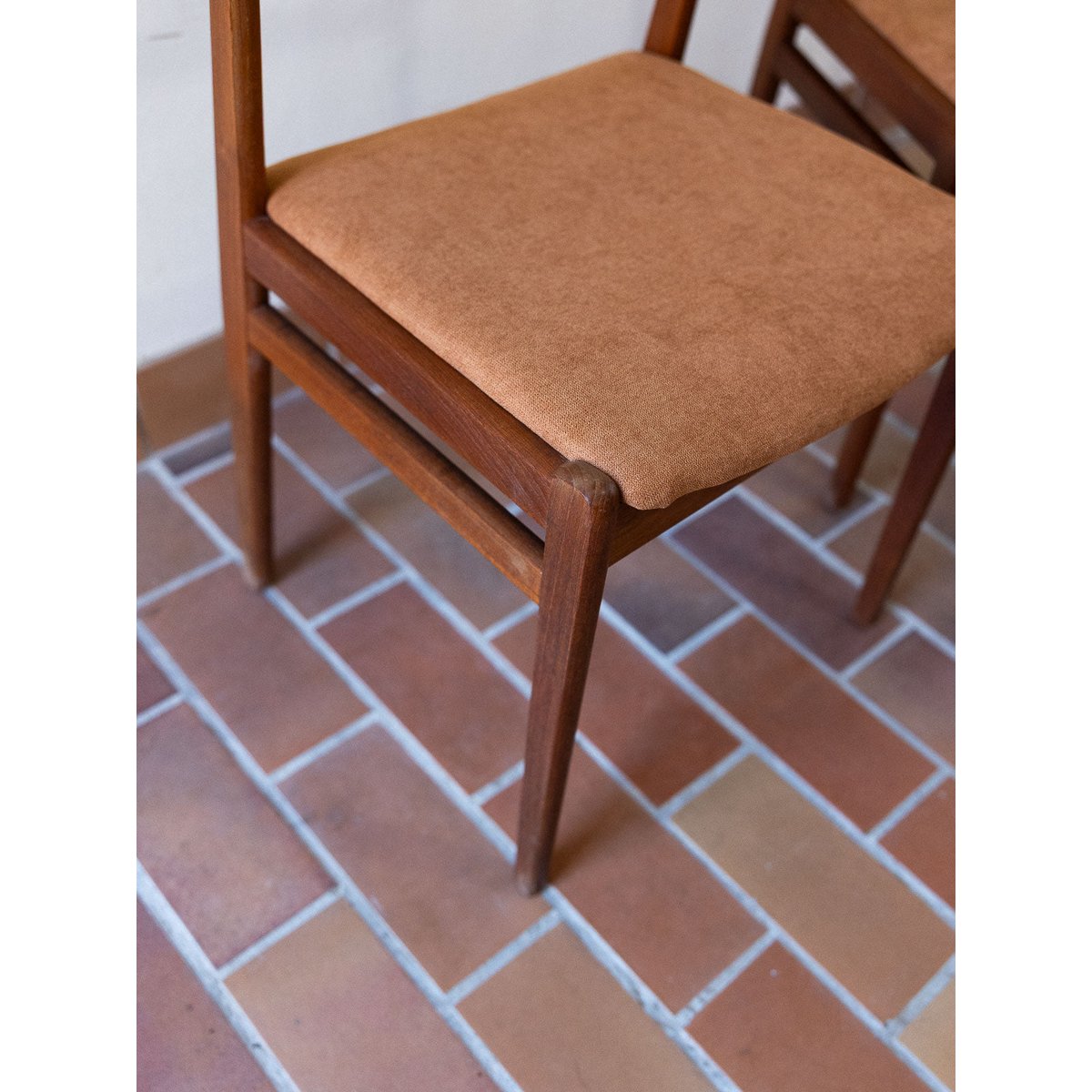 Paire de chaises aux jolis dossiers Alma N°1798 - Bon état bois foncé, DEBONGOUT
