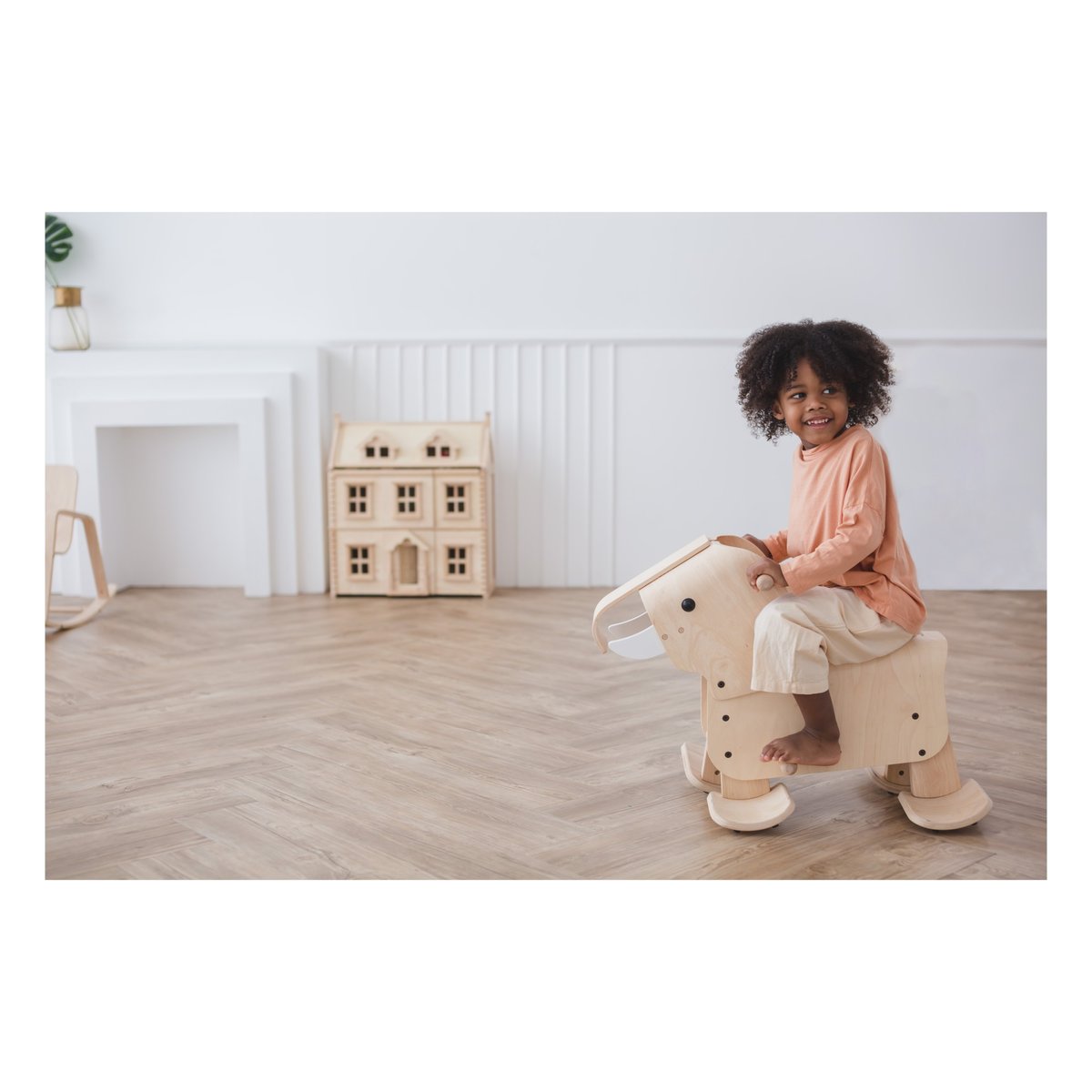 Éléphant pour marcher beige, PLAN TOYS