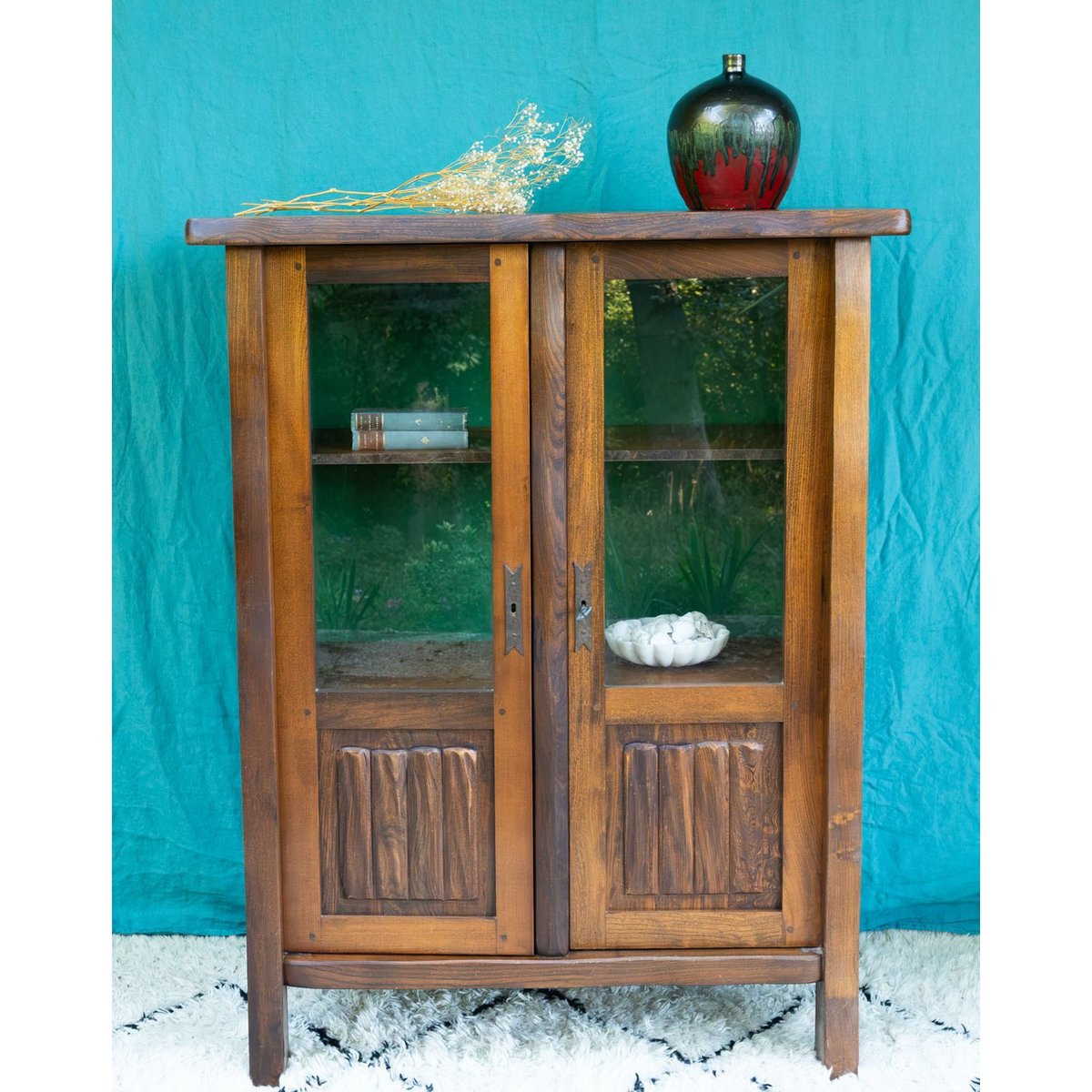 Vitrine brutaliste en bois massif Victoria N°1355 - Bon état bois foncé, DEBONGOUT
