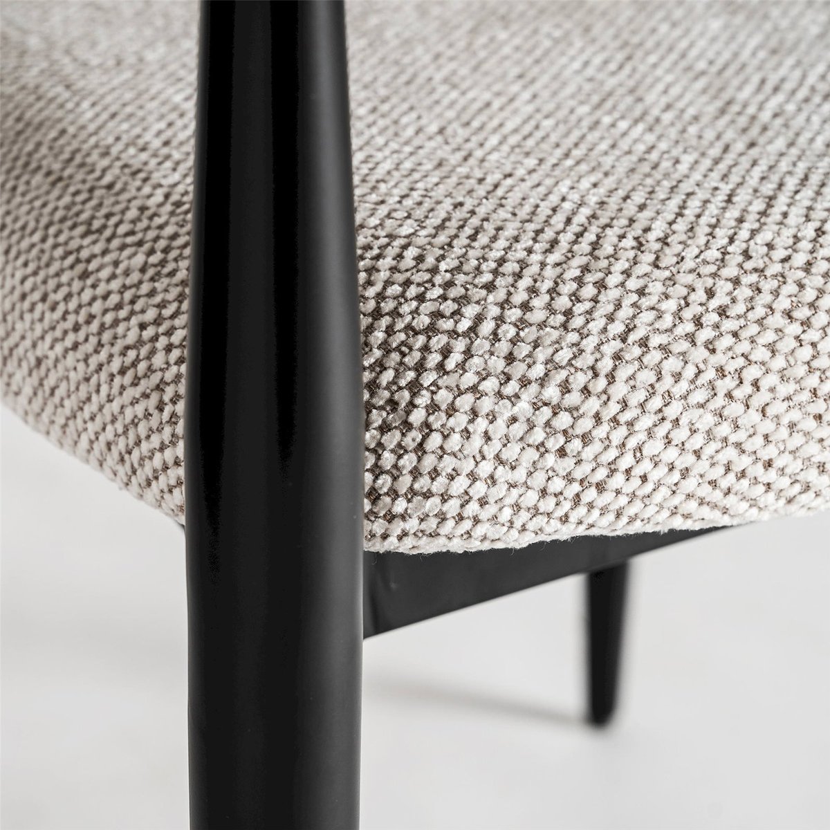Lot de 2 chaises art déco avec accoudoirs beige chiné, noir et doré, RECOLLECTION