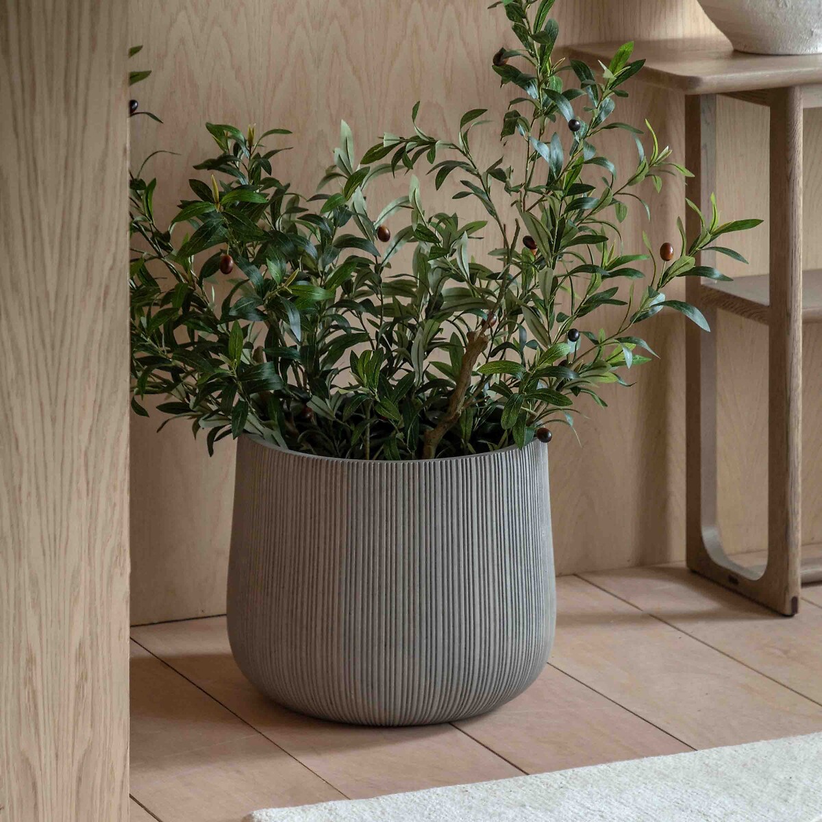 Delia Ribbed Outdoor Planter in Grey grey, ÉDITÉ
