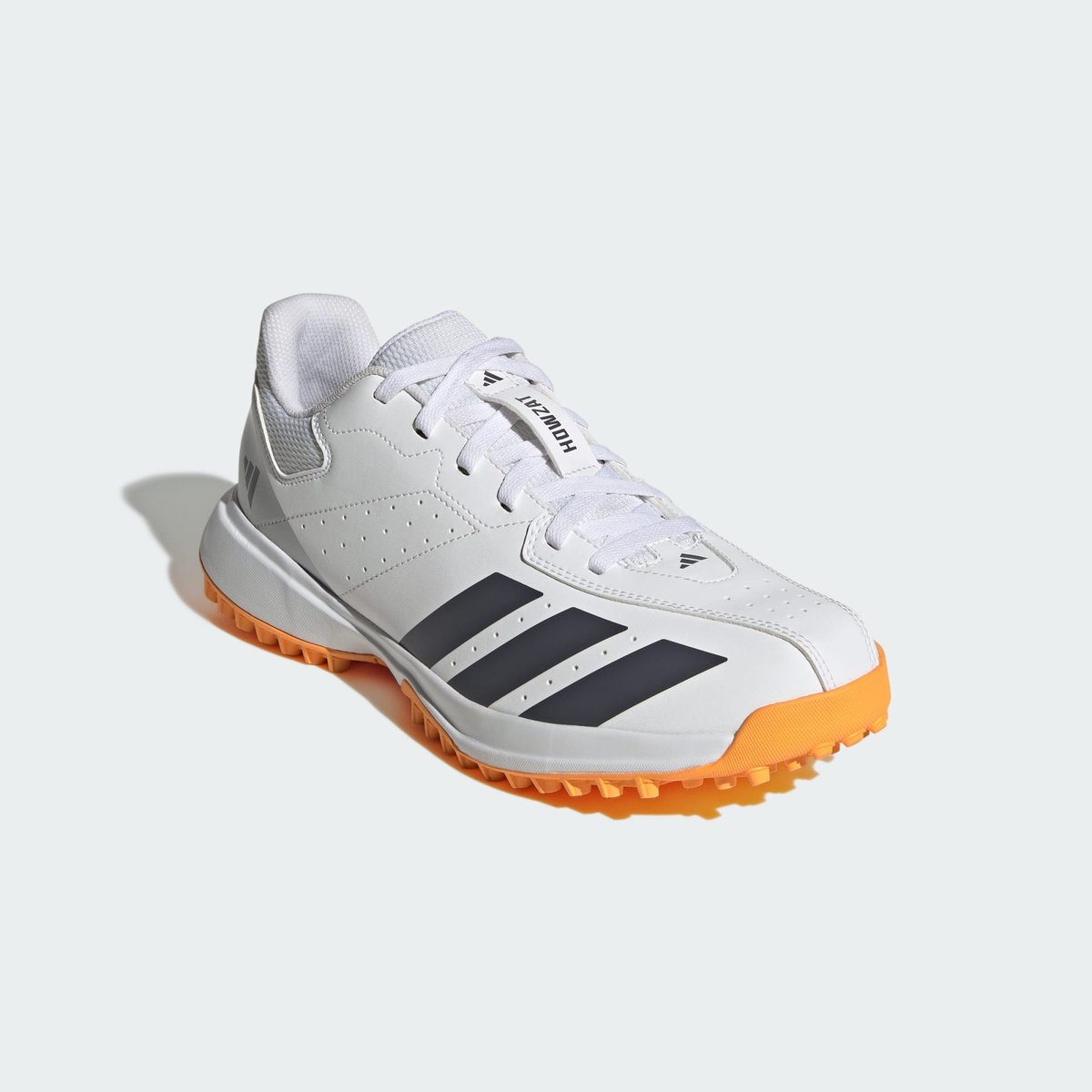 Chaussure De Cricket Howzat Spikeless cloud white / aurora onix / lucid tangerine, adidas Performance