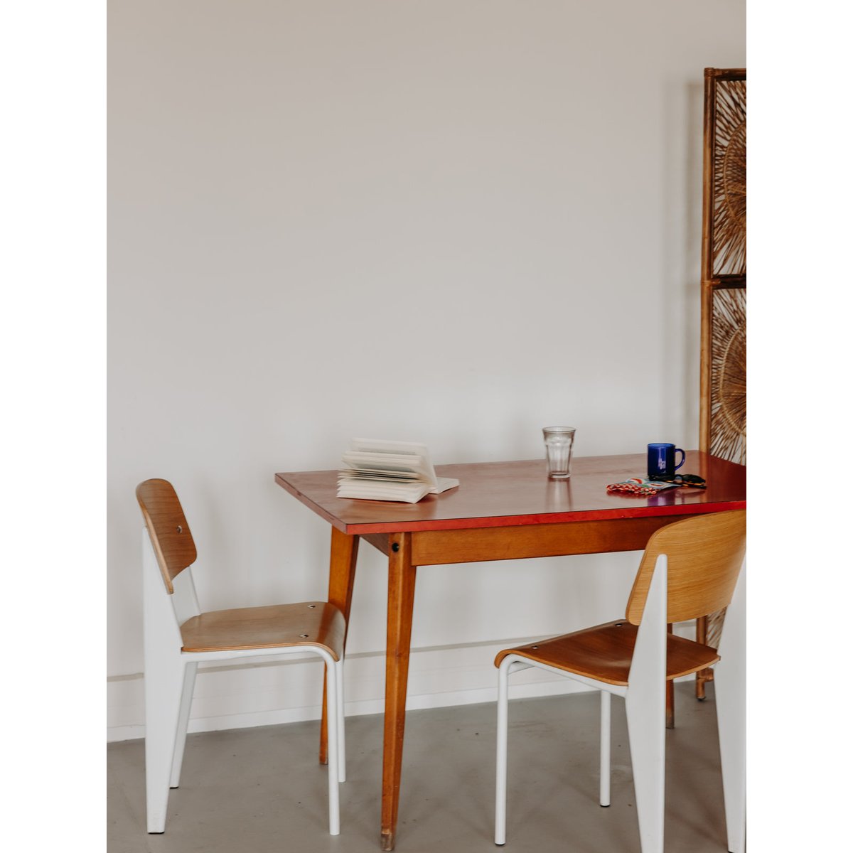 Table à manger au plateau en formica rouge Karla N°1281 - Bon état bois clair, DEBONGOUT