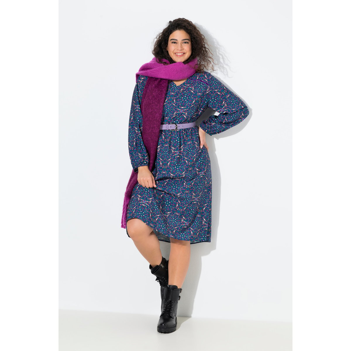Robe évasée à col en V et manches longues. pétrol, ULLA POPKEN