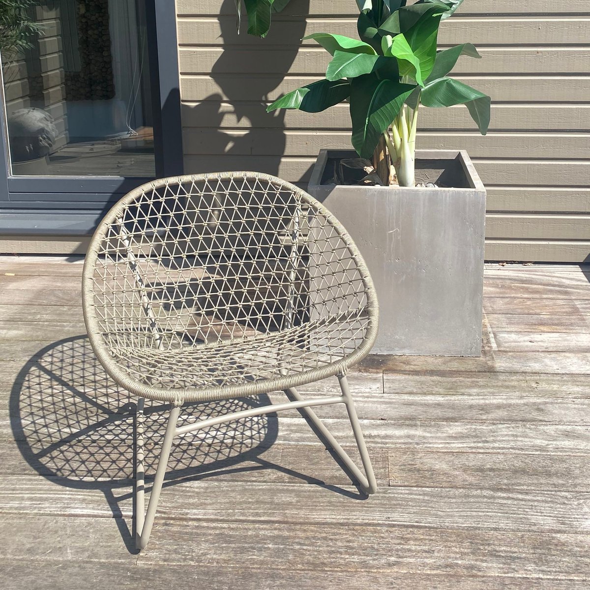 Fauteuil en polypropylène et pieds en métal, BAO BAO taupe, NOW'S HOME
