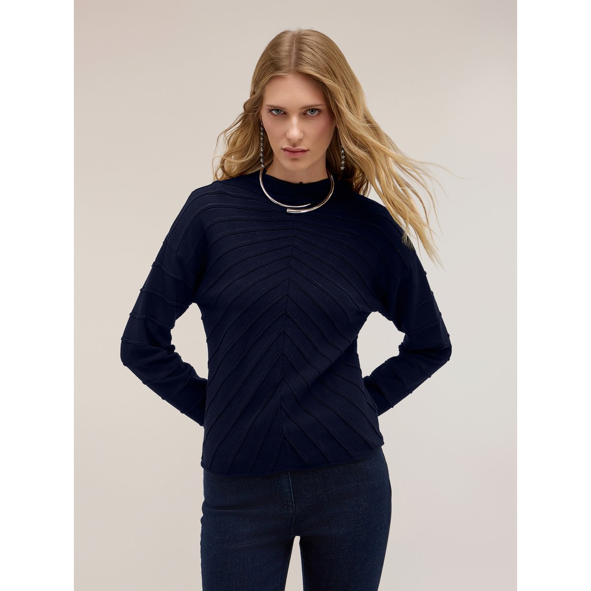 Pull col montant avec motif chevron bleu, MOTIVI