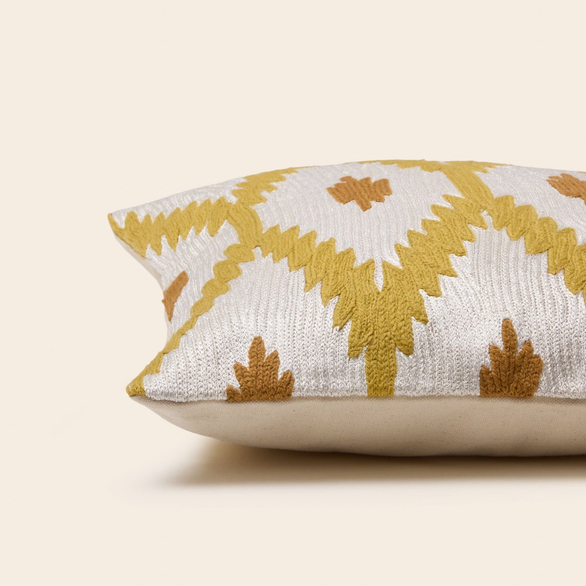 Housse De Coussin en Motif ikat en point de chainette JOKO ivoire et jaune, MADURA