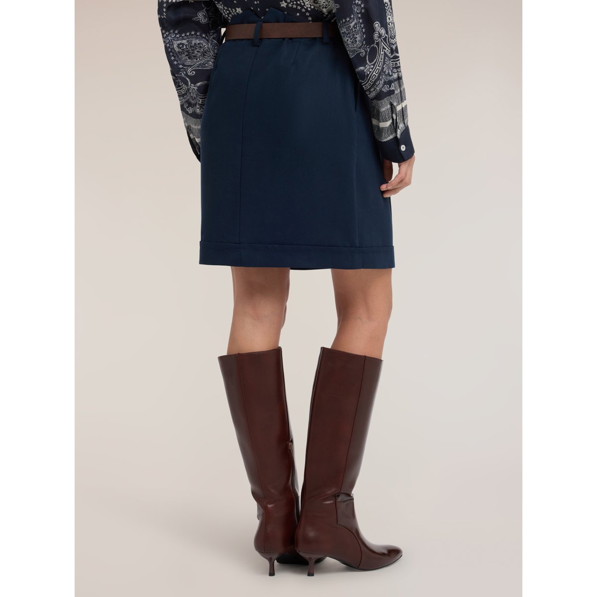 Jupe à pinces avec ceinture cloutée bleu, MOTIVI
