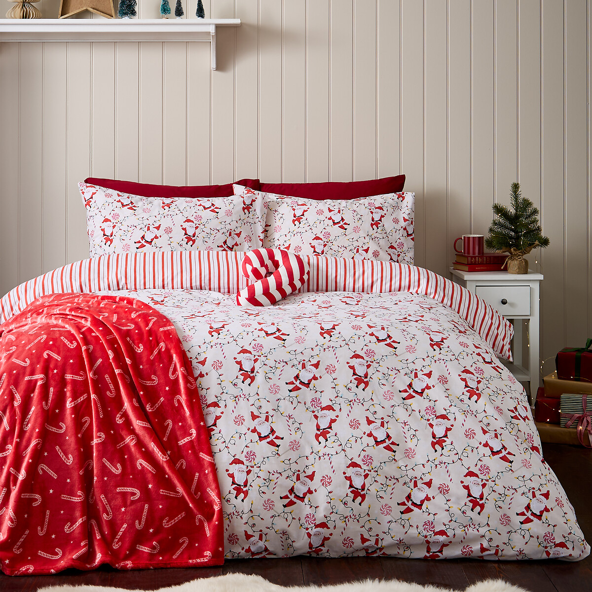 Santas Reversible Christmas Duvet Cover and Pillowcase Set red, CATHERINE LANSFIELD