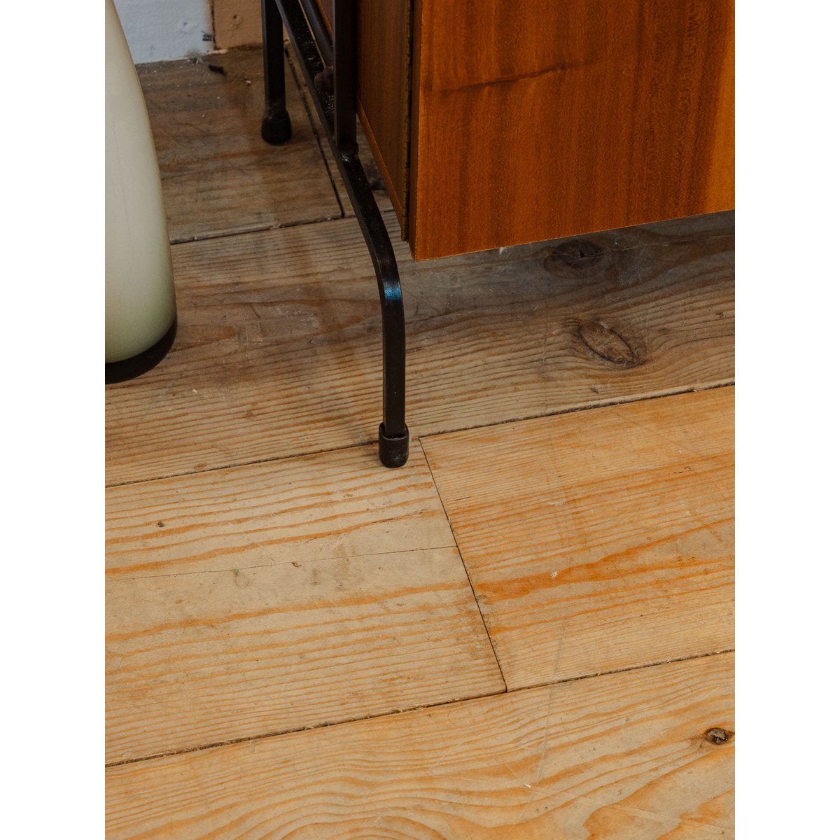 Meuble d'appoint en bois et métal noir Gustave N°1653 - Bon état bois foncé, DEBONGOUT