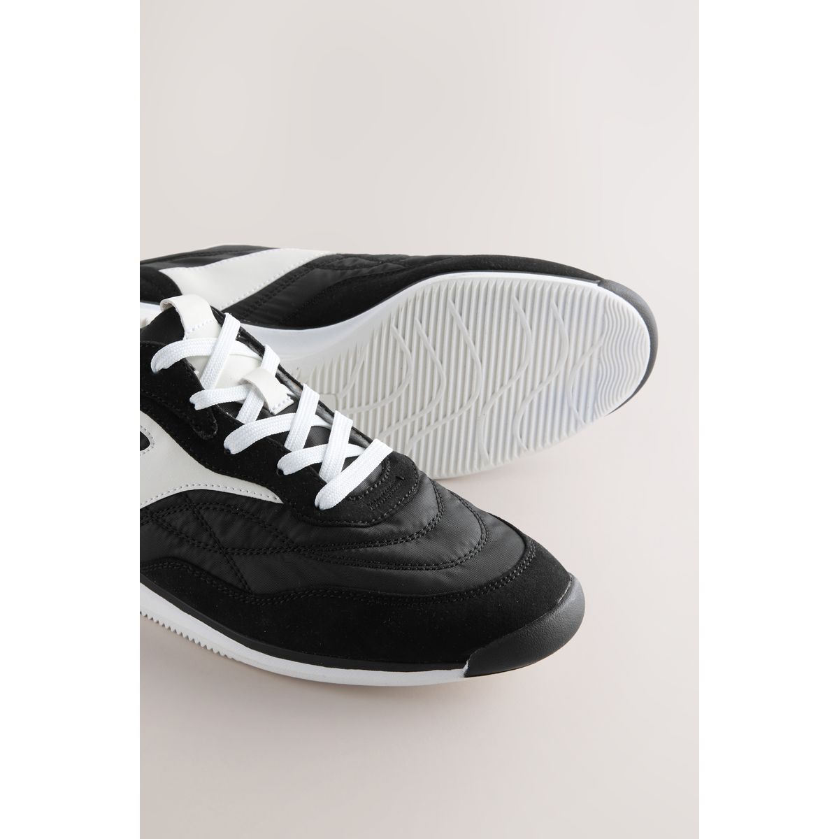 Baskets à lacets avec empiècement noir, NEXT