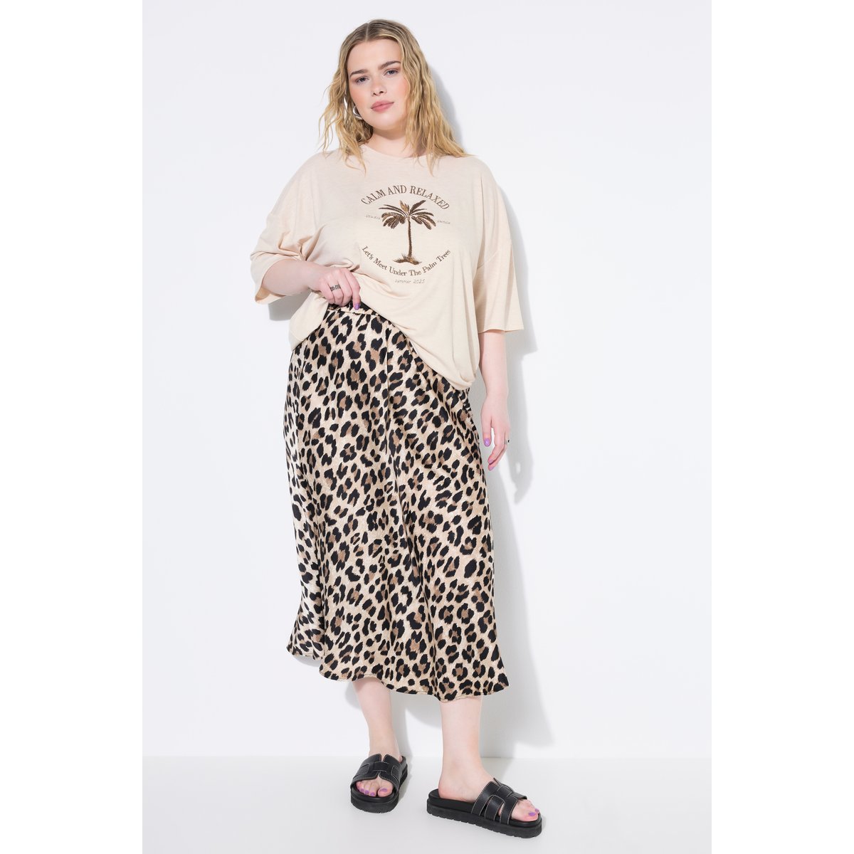 Jupe midi en satin aux reflets scintillants beige clair, STUDIO UNTOLD