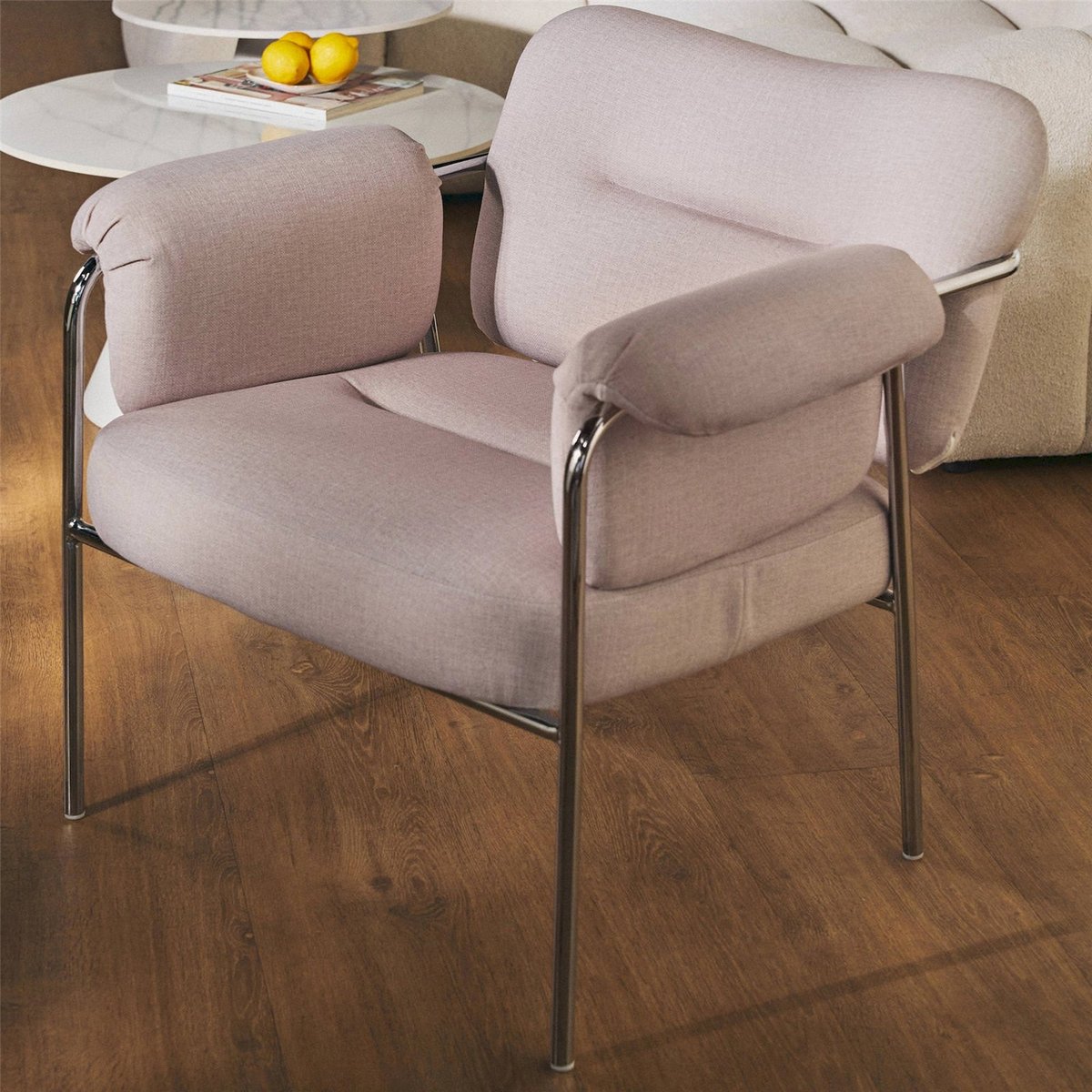 Fauteuil lounge sculptural tissu TOVANY beige rosé, RECOLLECTION