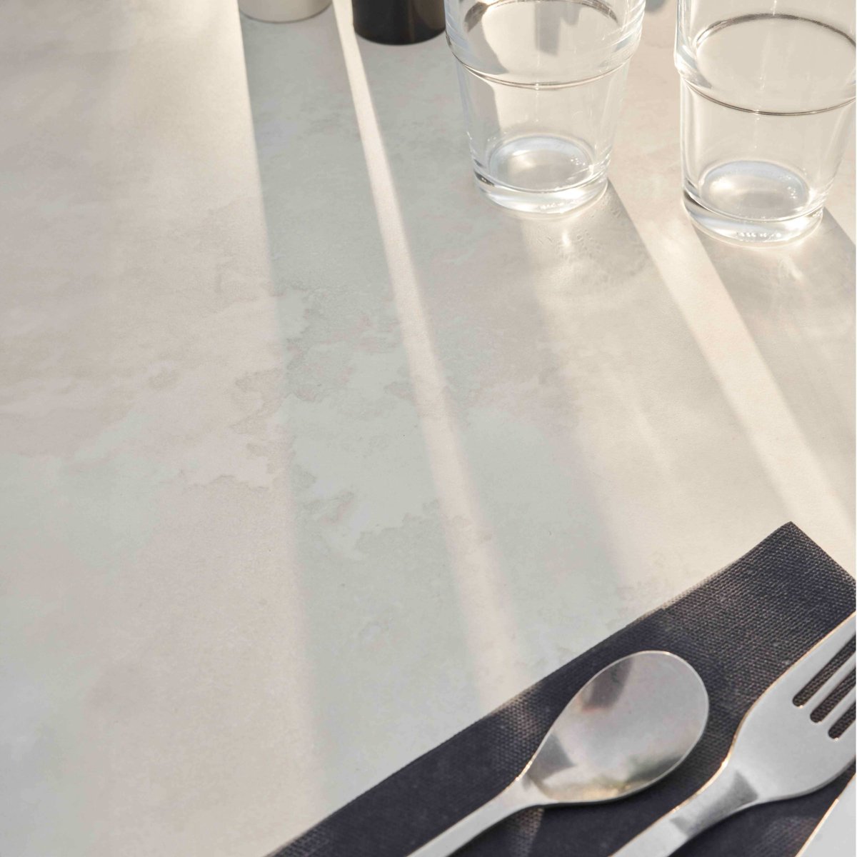 Table inclinable en HPL et 2 chaises en métal gris, OVIALA