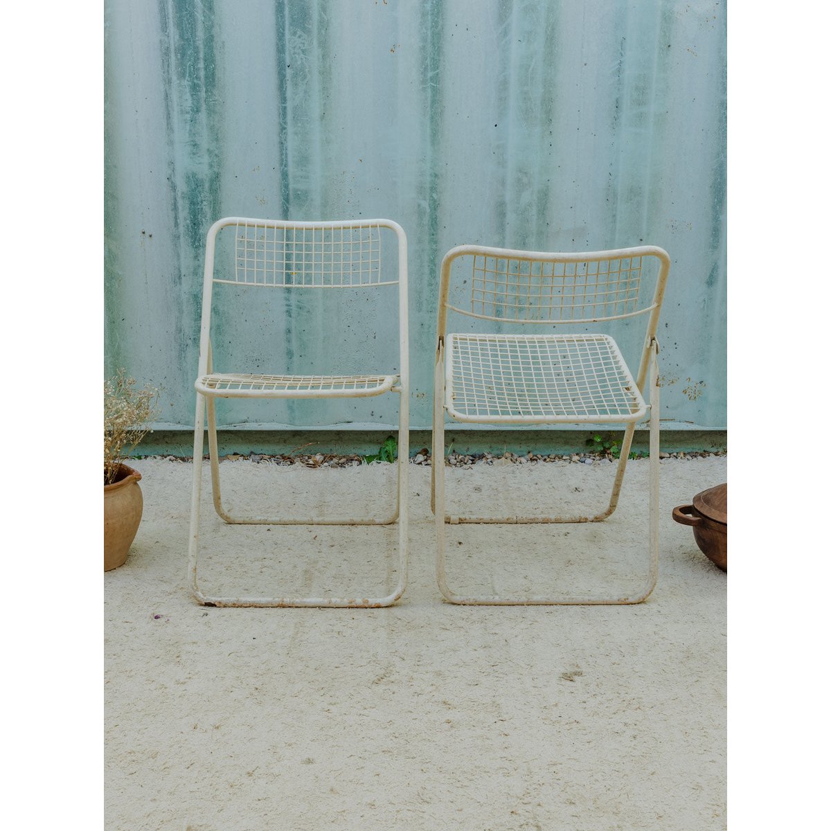 Paire de chaises en métal blanc Alma N°2014 - Bon état blanc, DEBONGOUT