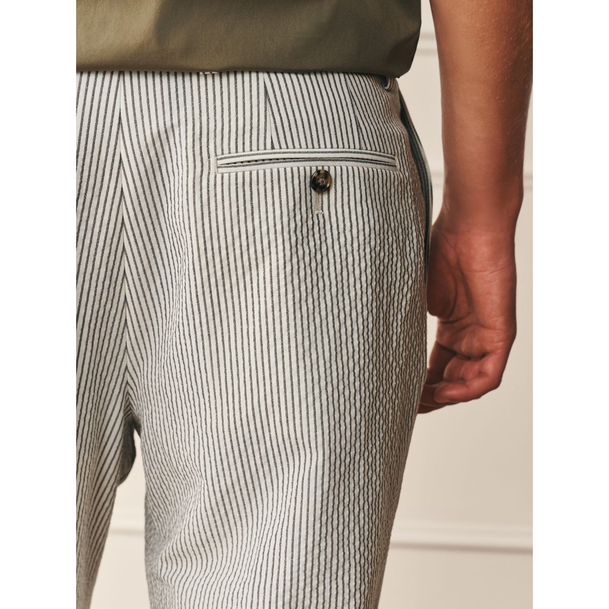 Pantalon de costume plissé en seersucker rayé écru, NEXT