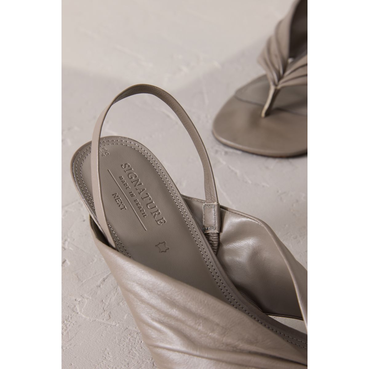 Chaussures à bride arrière et entredoigt taupe, NEXT