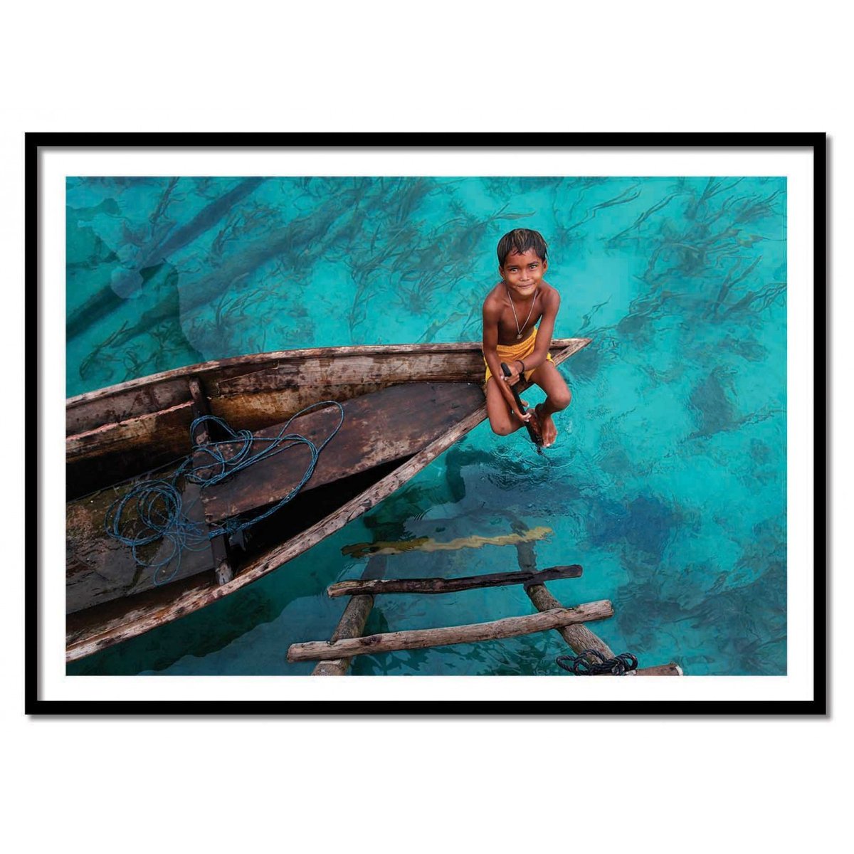 Affiche d’art et cadre noir 50 x 70 cm - Bajau Boy - Hesham  Alhumaid affiche d'art, WALL EDITIONS