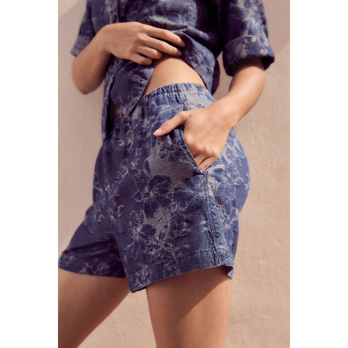 Short léger en jean à enfiler 100 % coton jacquard floral bleu, NEXT