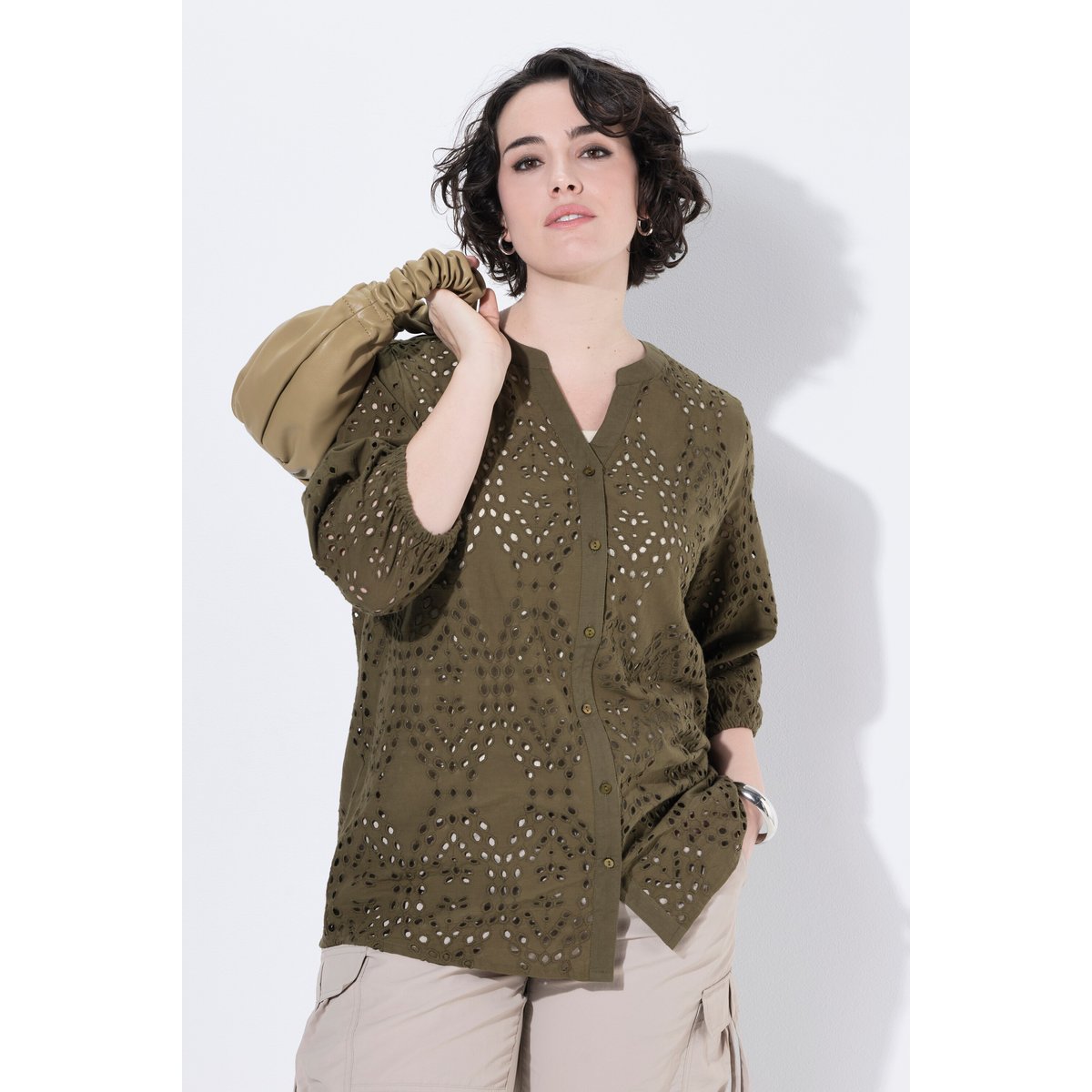 Blouse en coton, broderie, col V, manches 3/4 gris olive, ULLA POPKEN