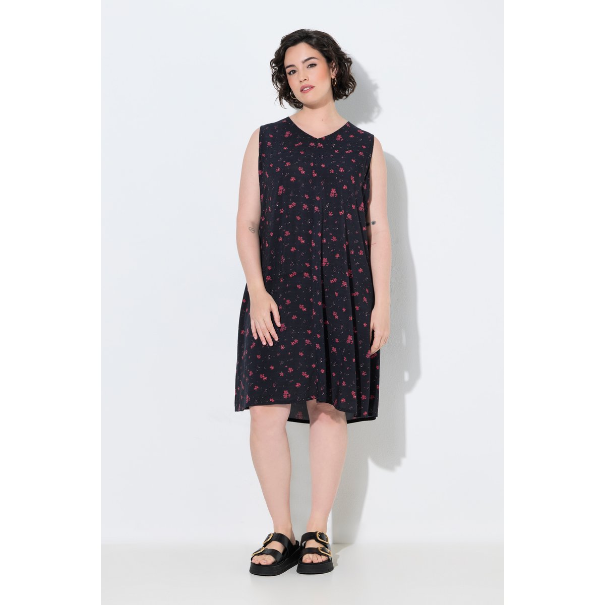 Robe à fleurs sans manches, décolleté en V noir, ULLA POPKEN