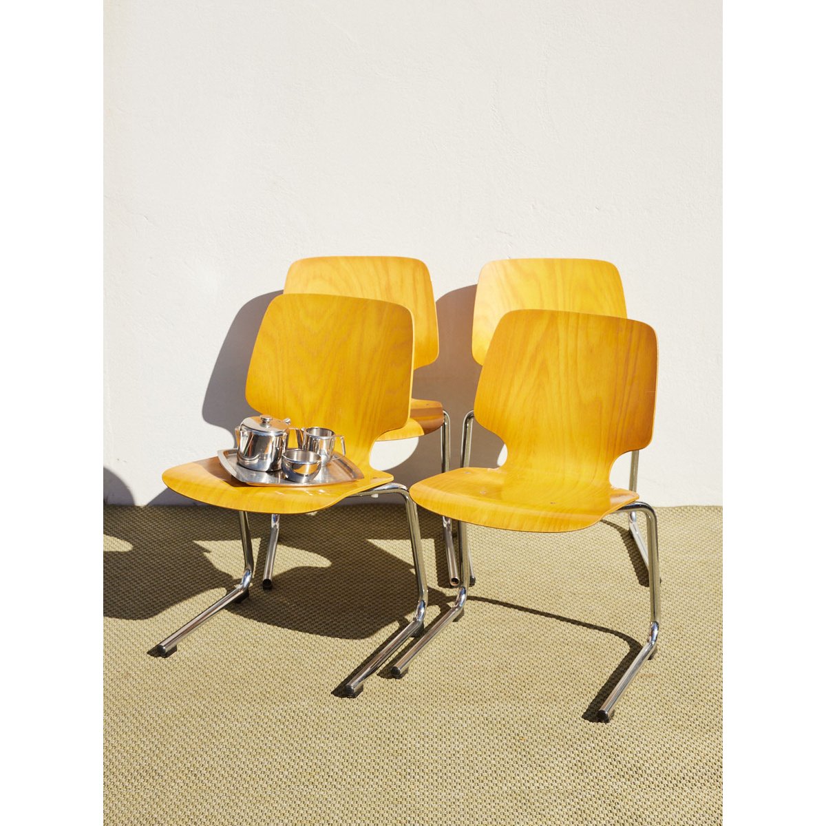 Lot de 4 chaises en bois Alma N°1929 - Bon état bois clair, DEBONGOUT