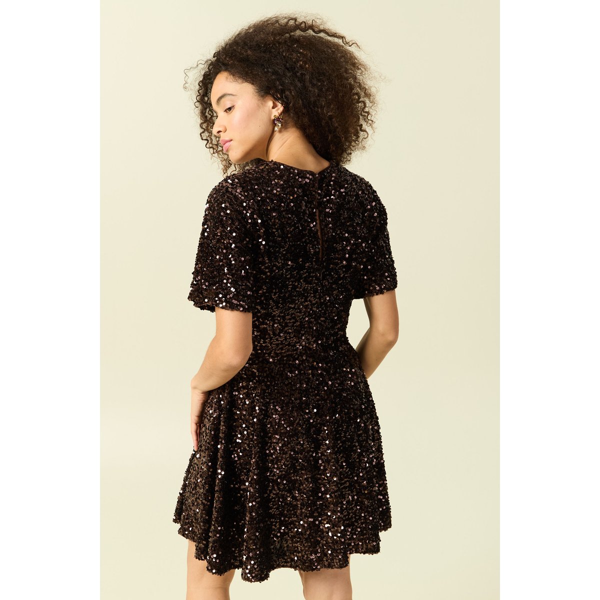 Robe manches courtes à sequins marron, BONOBO