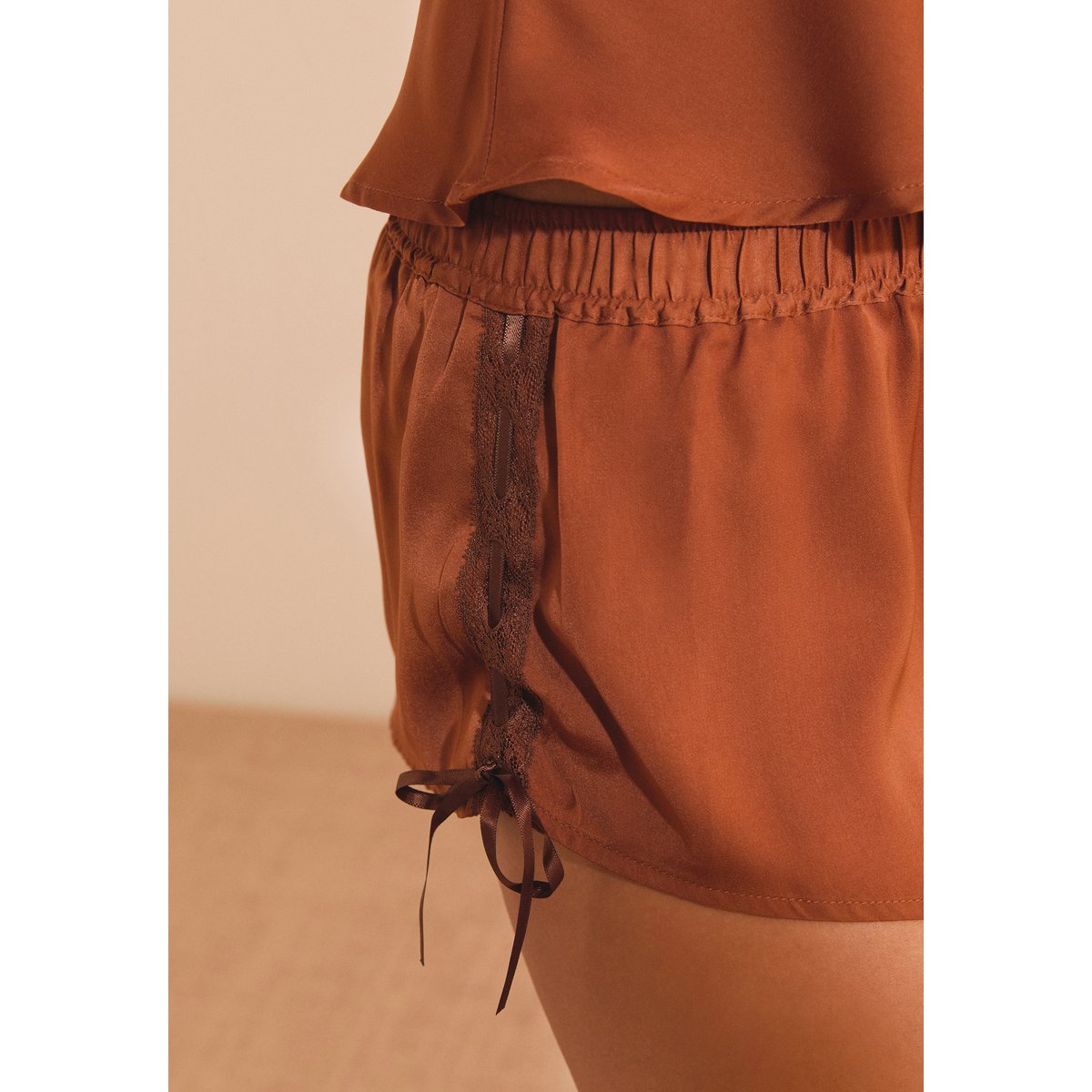 Short de pyjama satiné avec détail nœud ROBIN taupe, ETAM