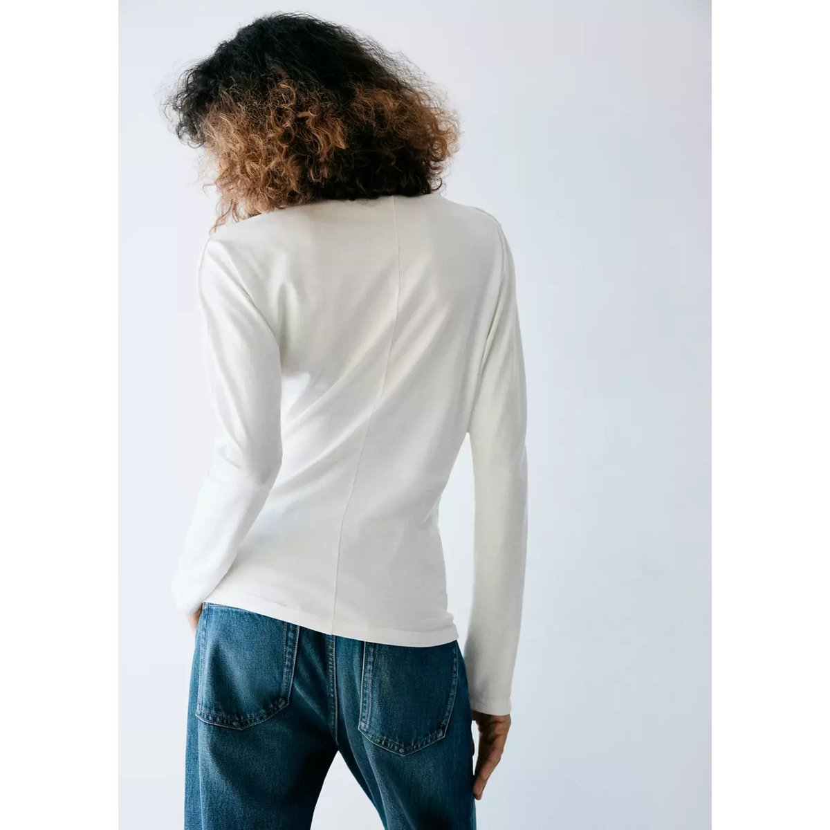 T-shirt à col bateau avec détail drapé blanc cassé, MANGO