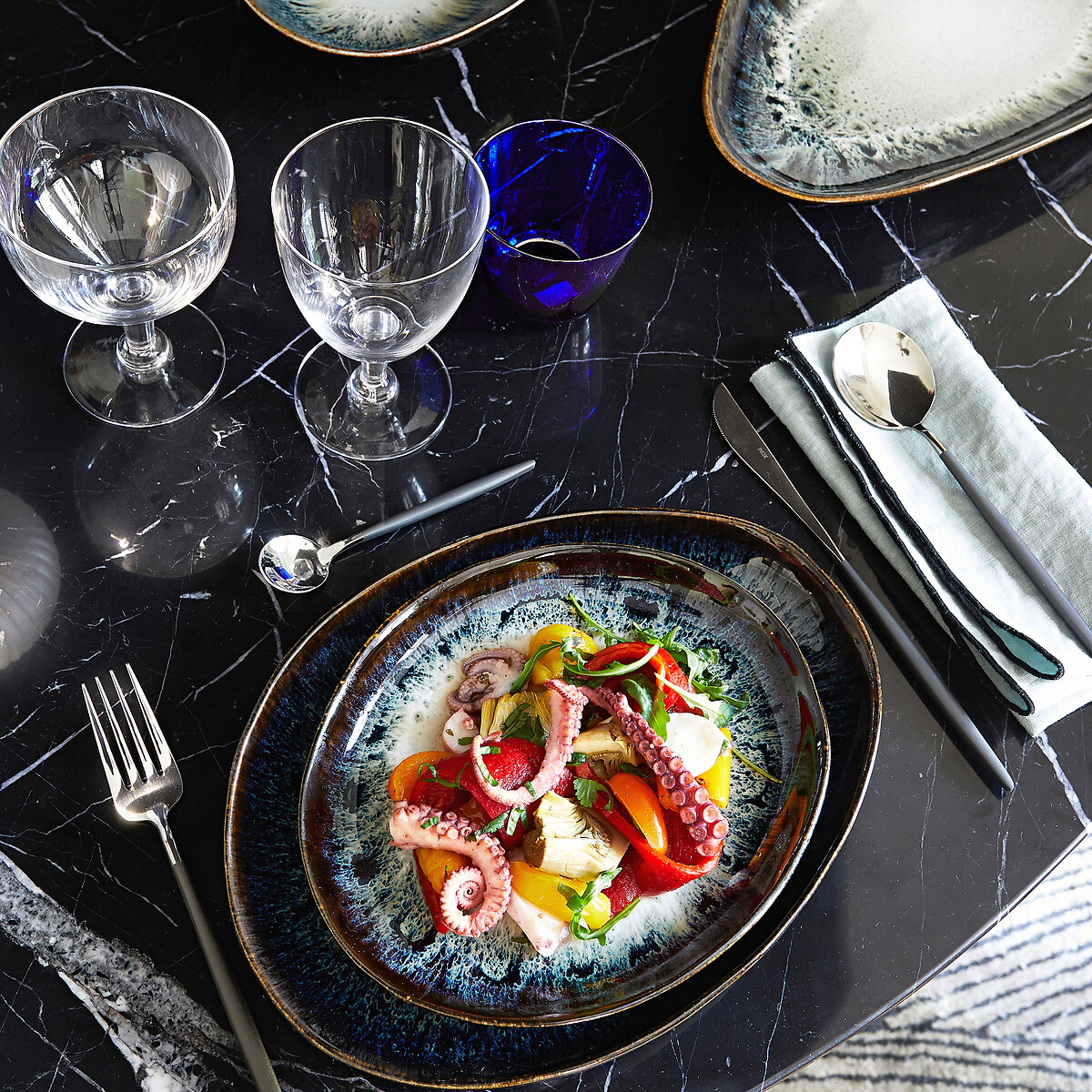 Lot de 4 assiettes plates en grès Mytili blanc/bleu nuit, AM.PM