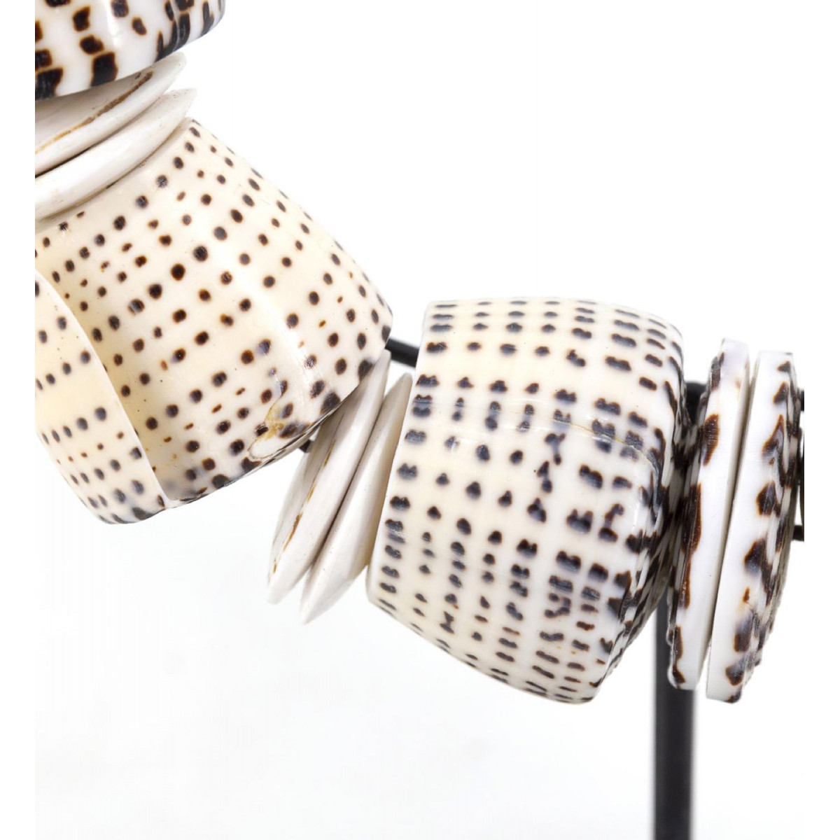 Sculpture collier coquilles corde blanc blanc, DECORATION D’AUTREFOIS